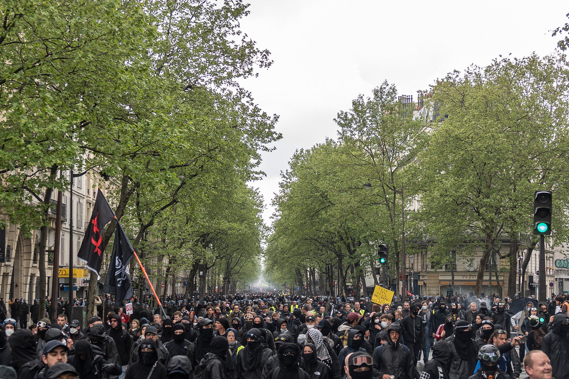 Demonstrant*innen auf der Bulevar Voltaire.
