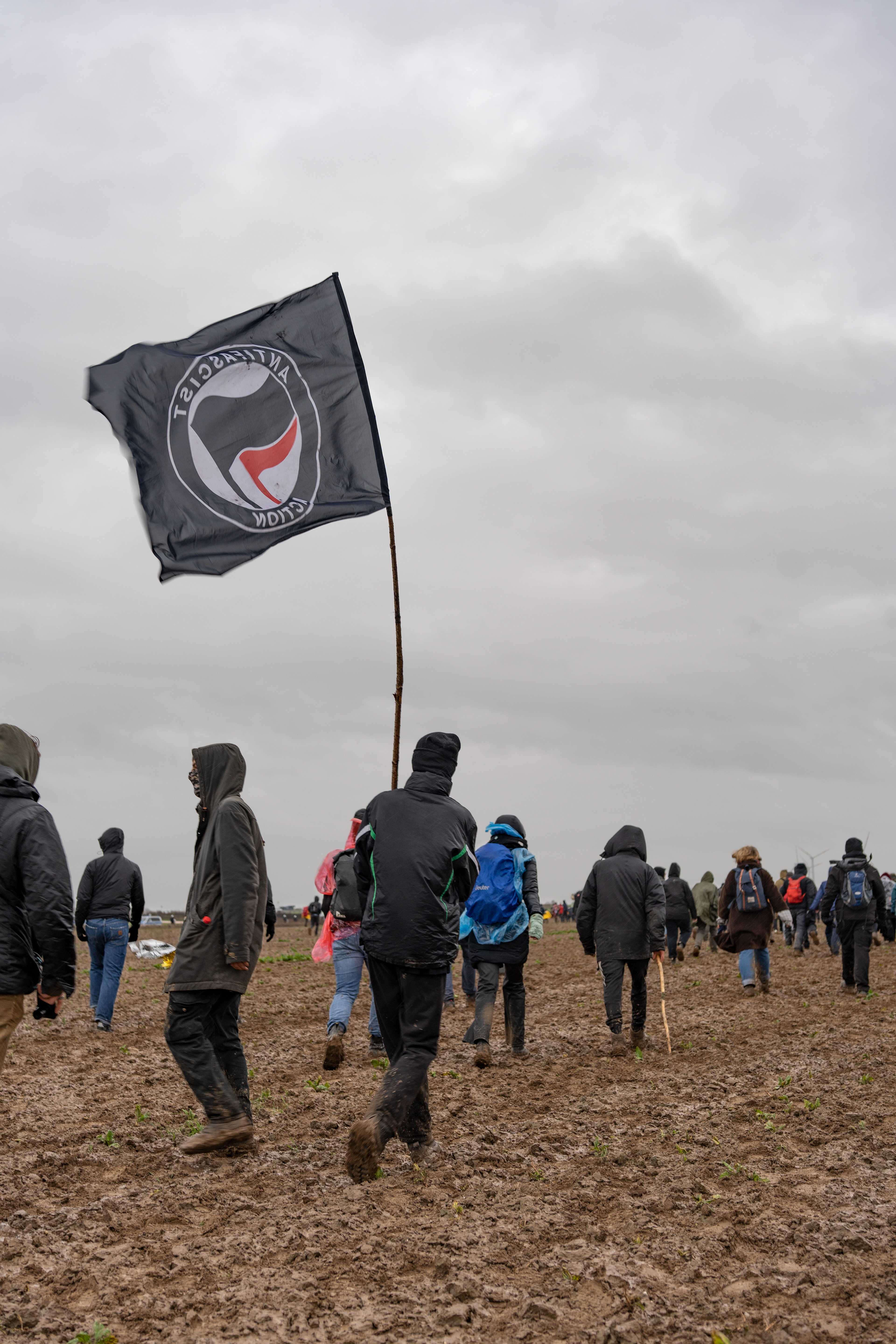 Demonstrant*innen laufen über ein Feld Richtung Lützerath