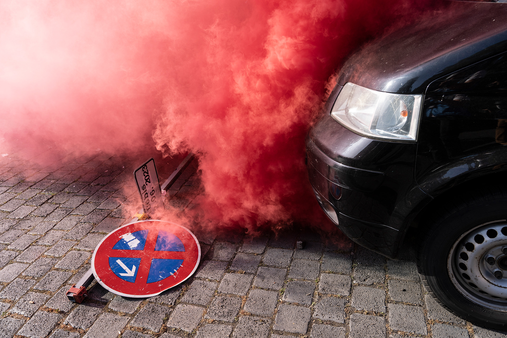 Pyrotechnik unter einem Auto.