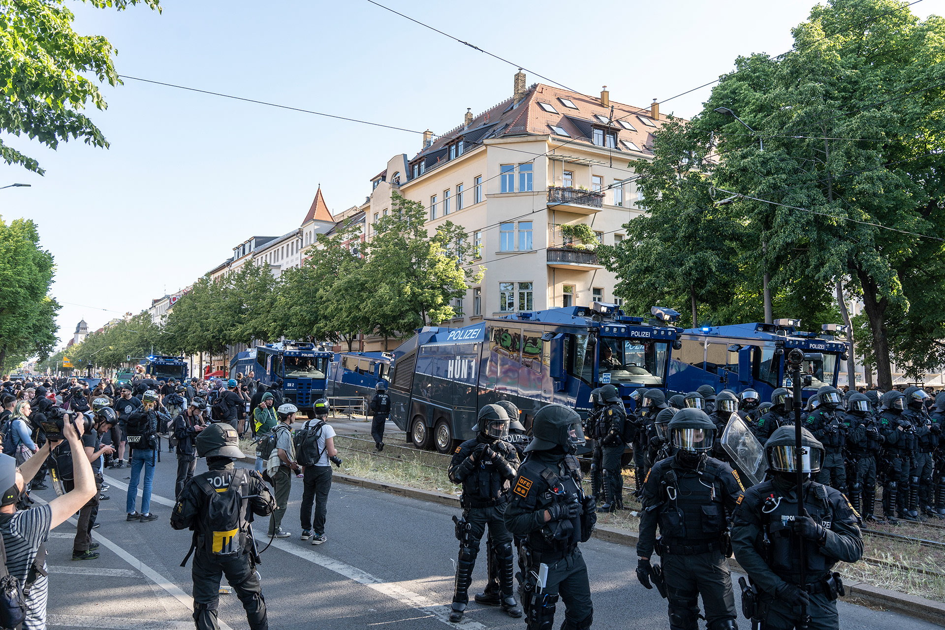 Ein massives Aufgebot ein Polizist*innen und Einsatzfahrzeugen.
