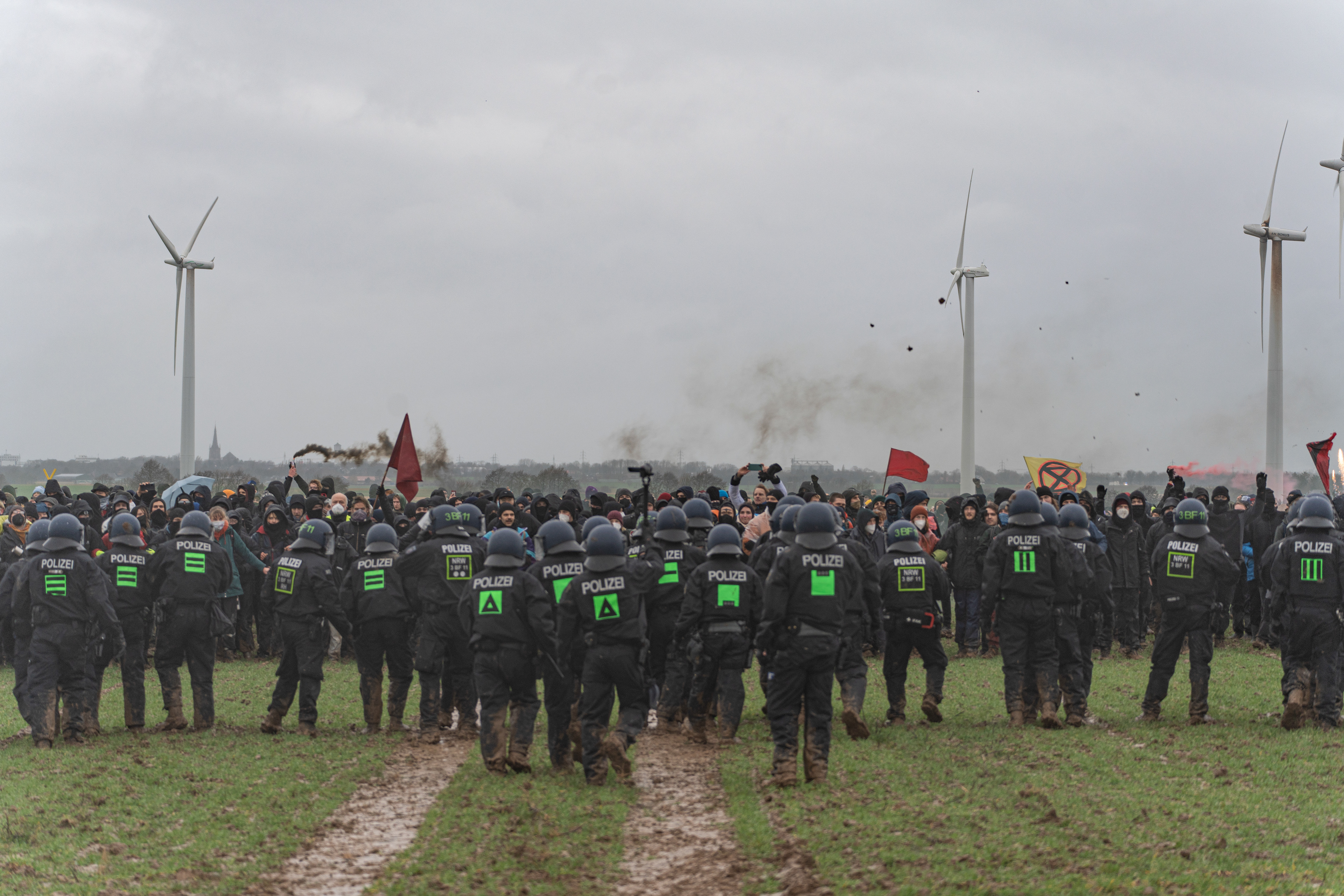 Eine Polizeikette versucht die Demo aufzuhalten