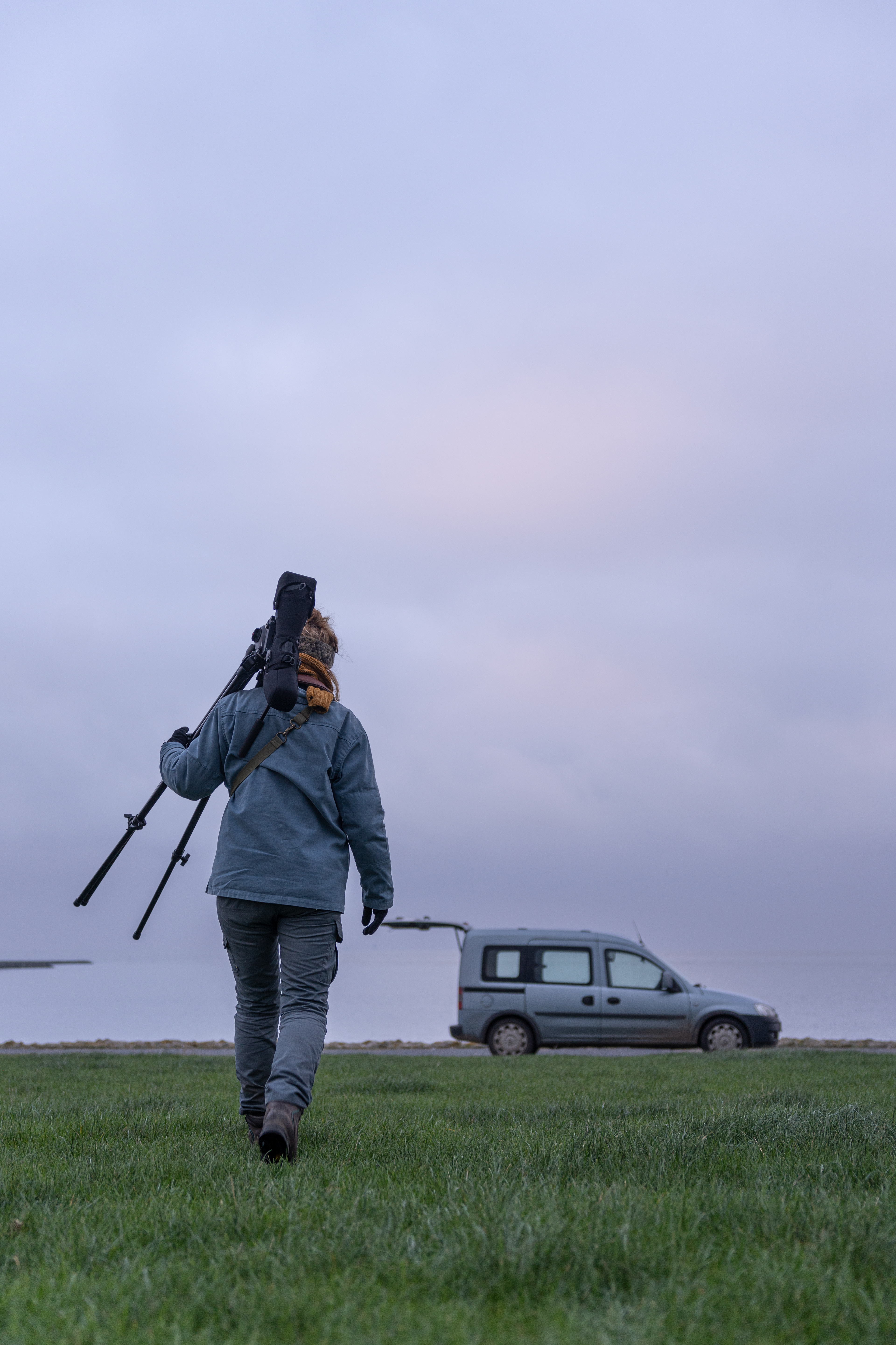 Anne de Walmont auf dem Weg zum Auto