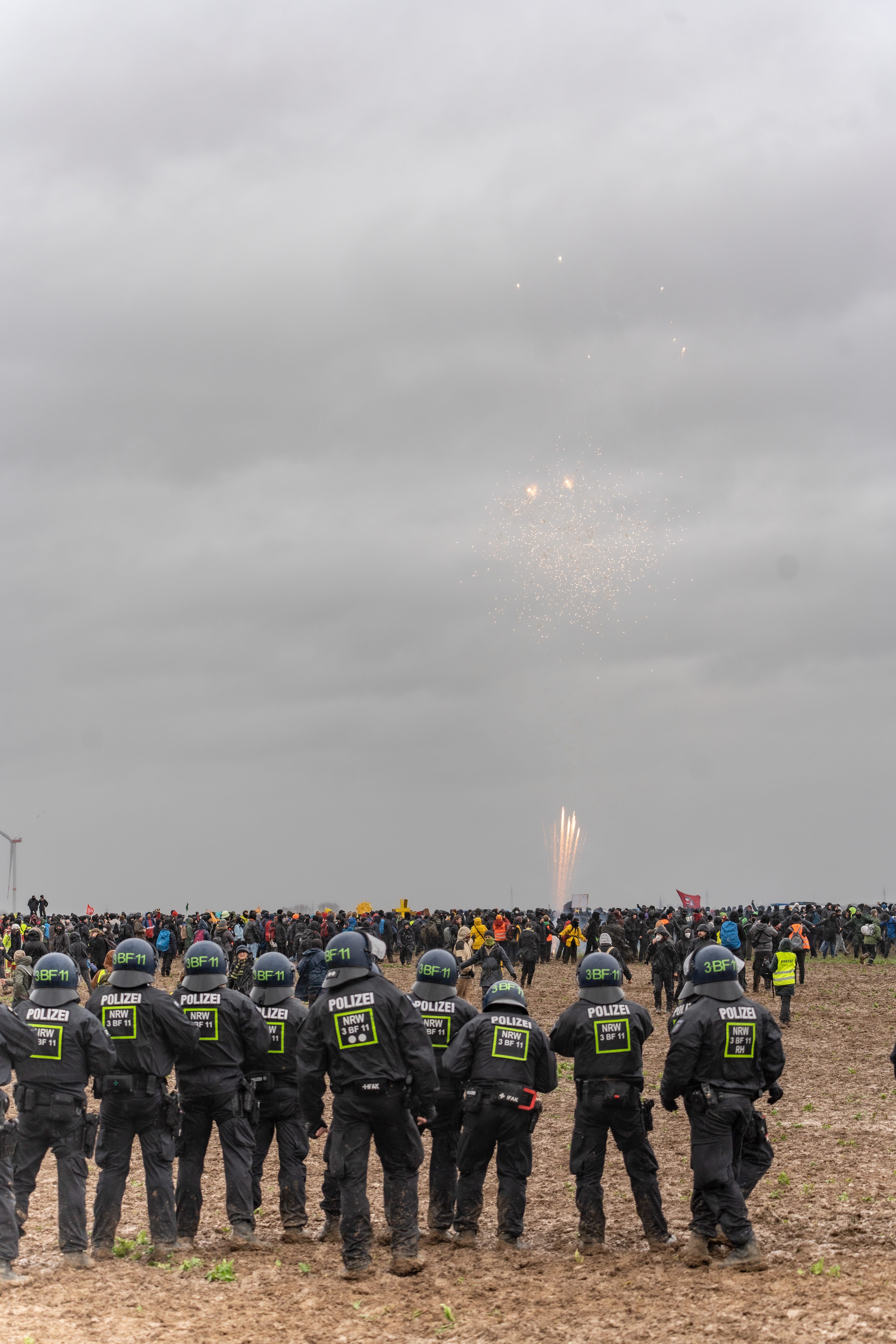 Pyrotechnik wird aus der Demo gezündet