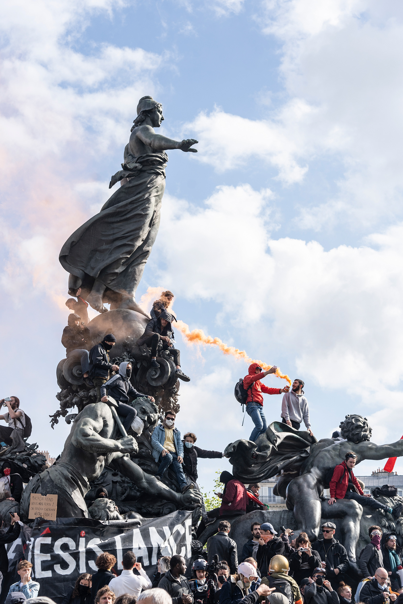 Demonstrant*innen erklimmen die Statue auf dem Place de la Nation.
