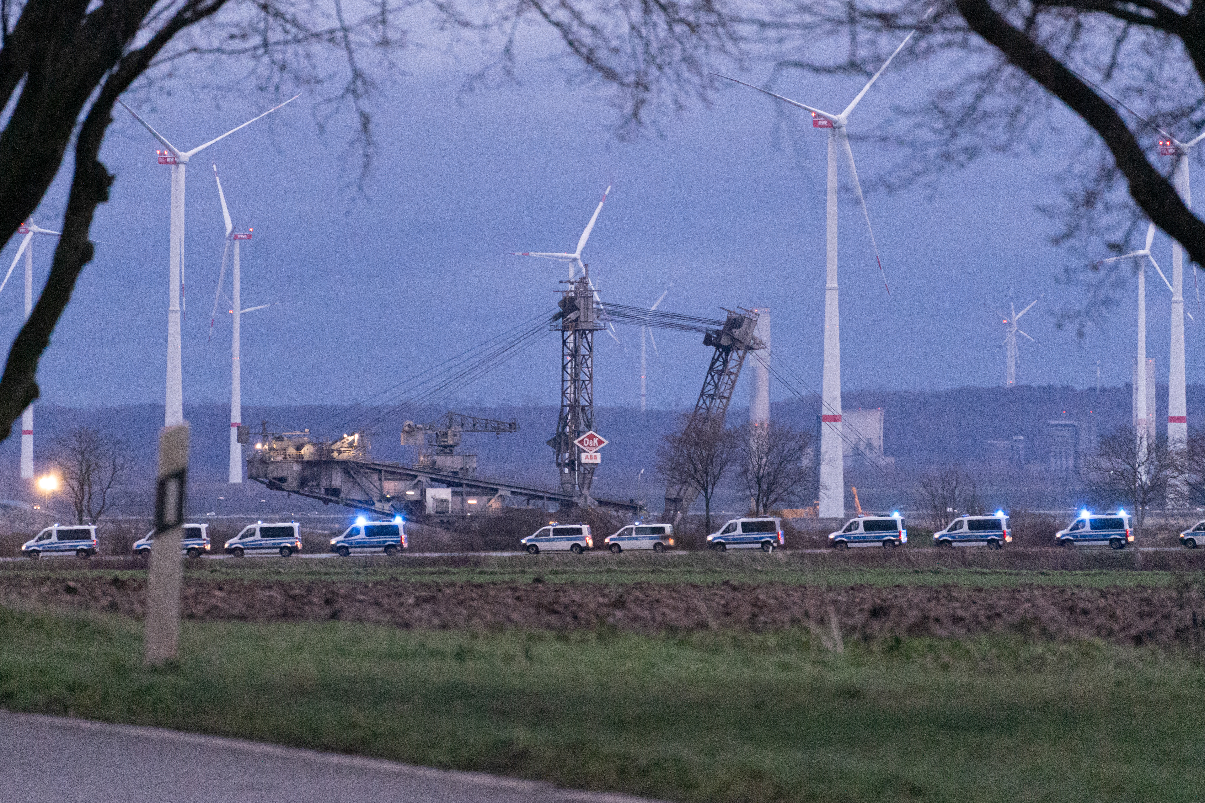 Polizeiverstärkung rückt über die Umliegenden Straßen an