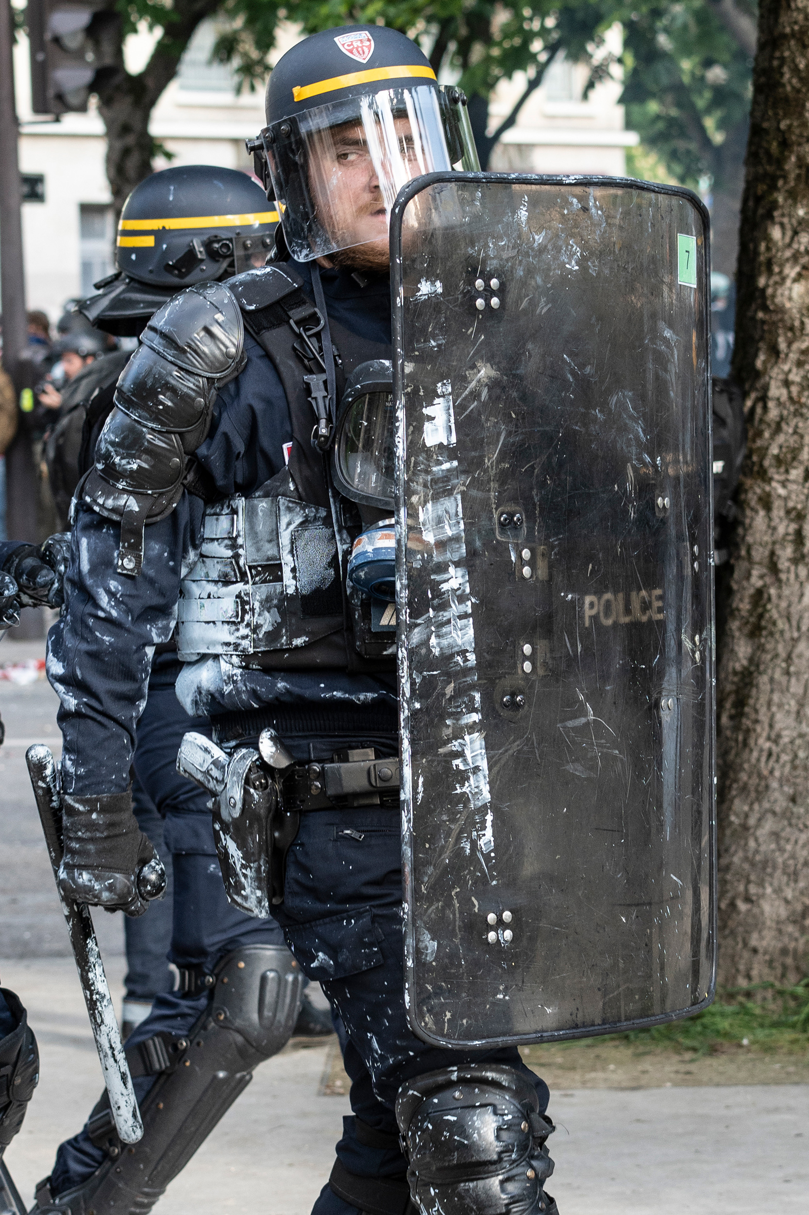 Ein mit Farbe beschmierter Polizist.