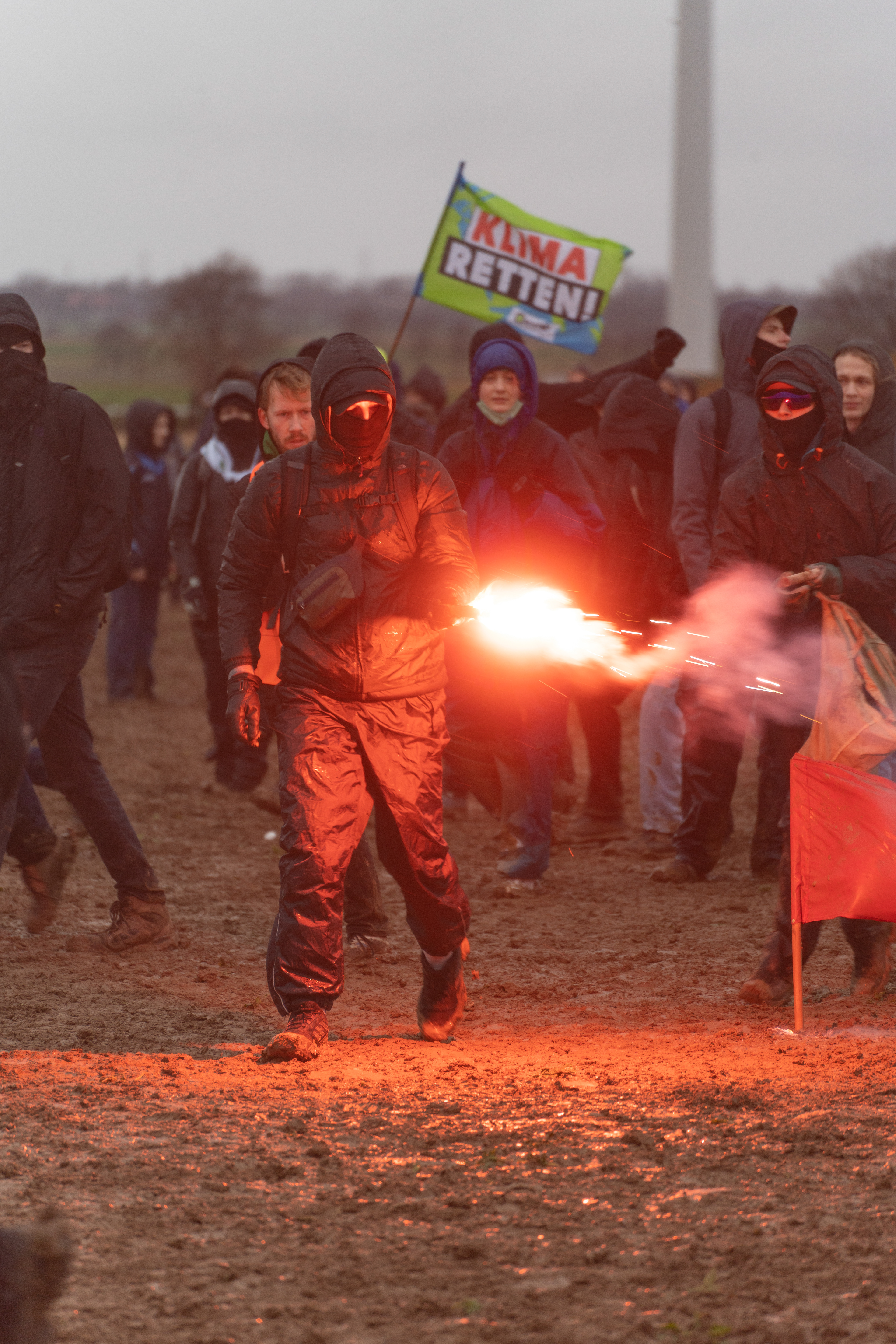 Ein Demonstrant zündet Pyrotechnik