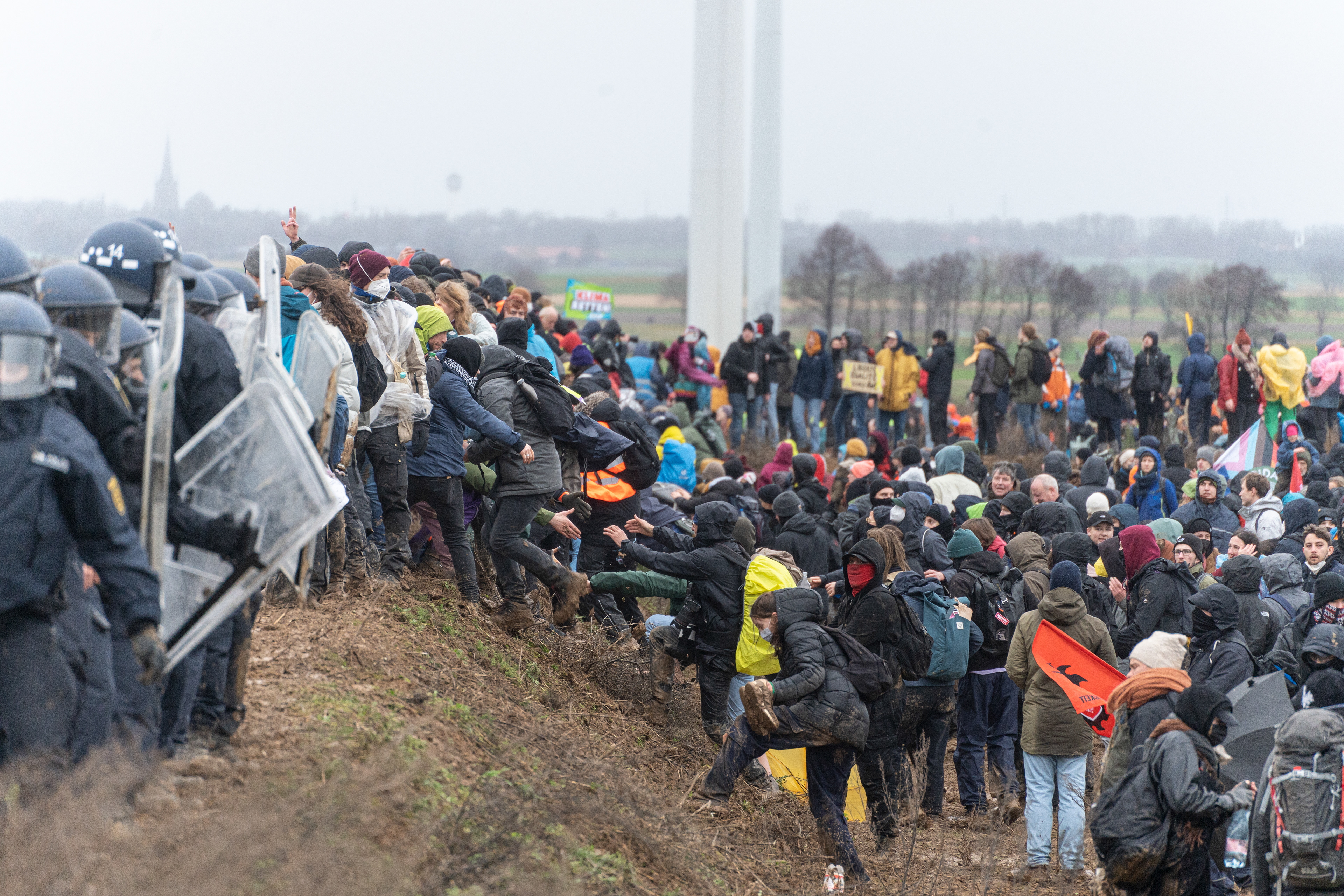 Demonstrant*innen durchbrechen eine Polizeikette