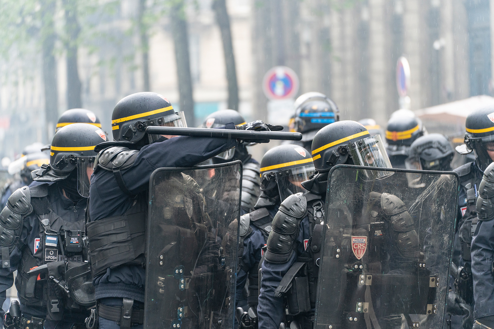Polizist*innen gruppieren sich.
