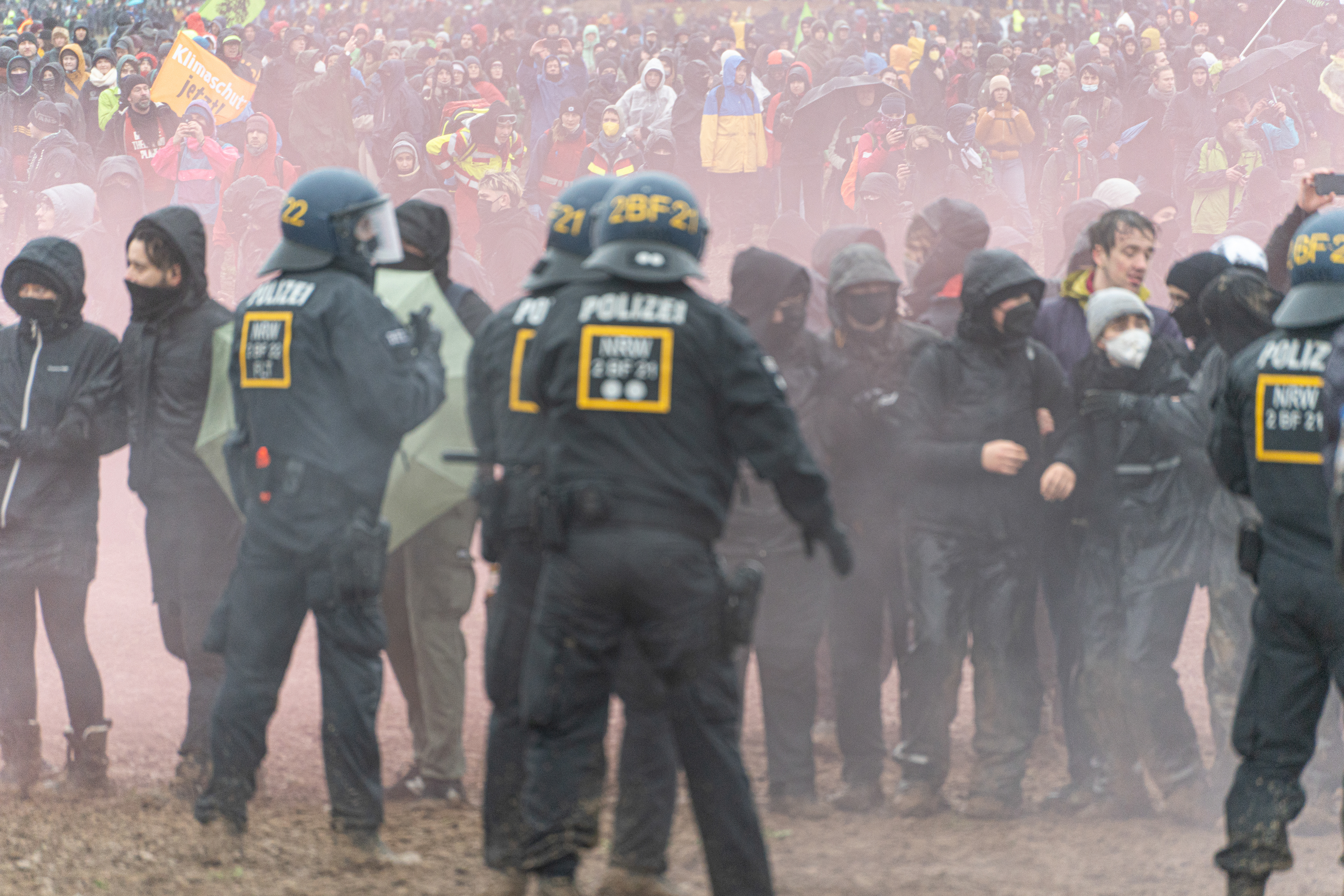 Polizeibeamt*innen stehen vor der Demonstration