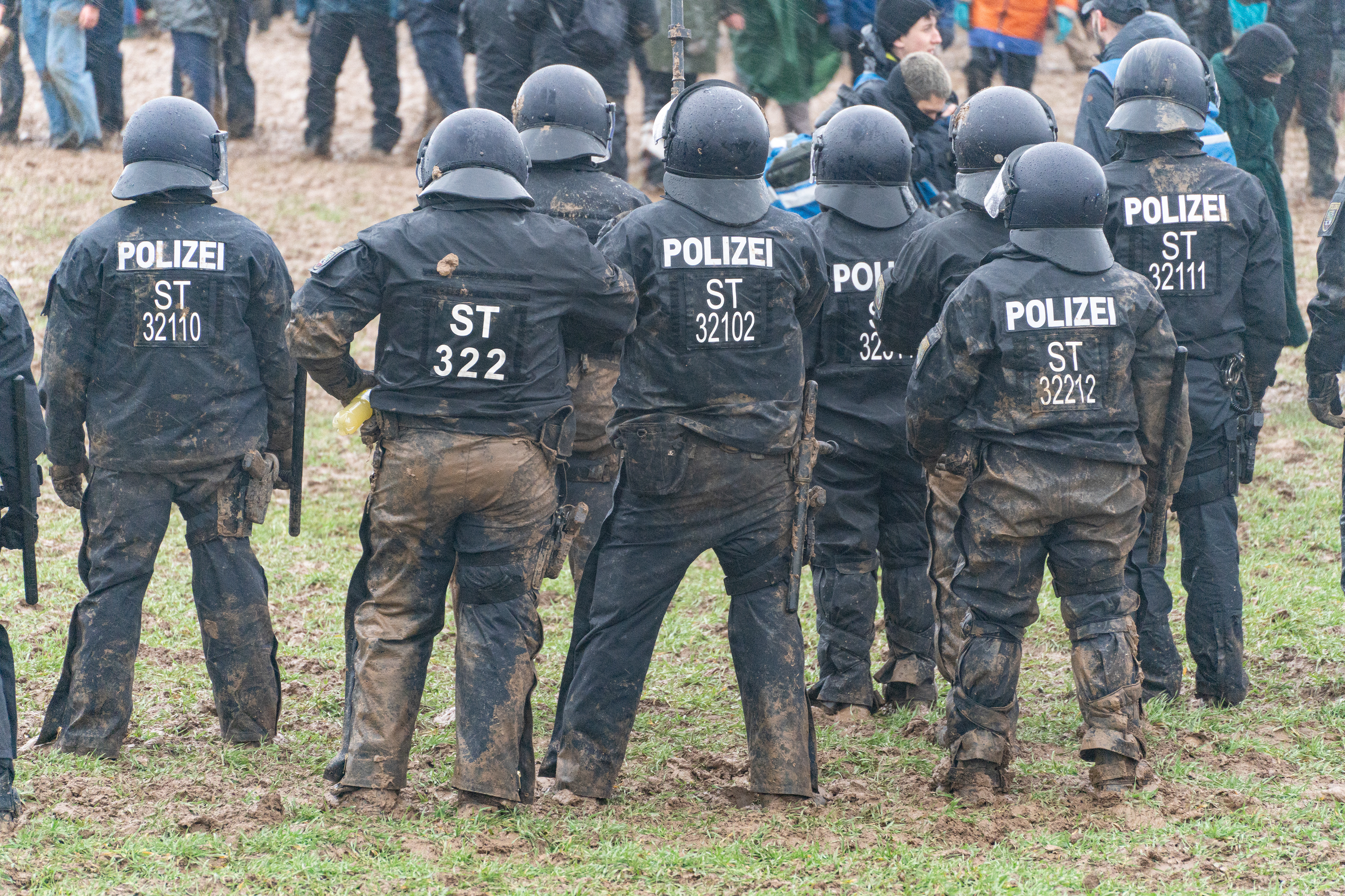 Polizist*innen stehen im Matsch