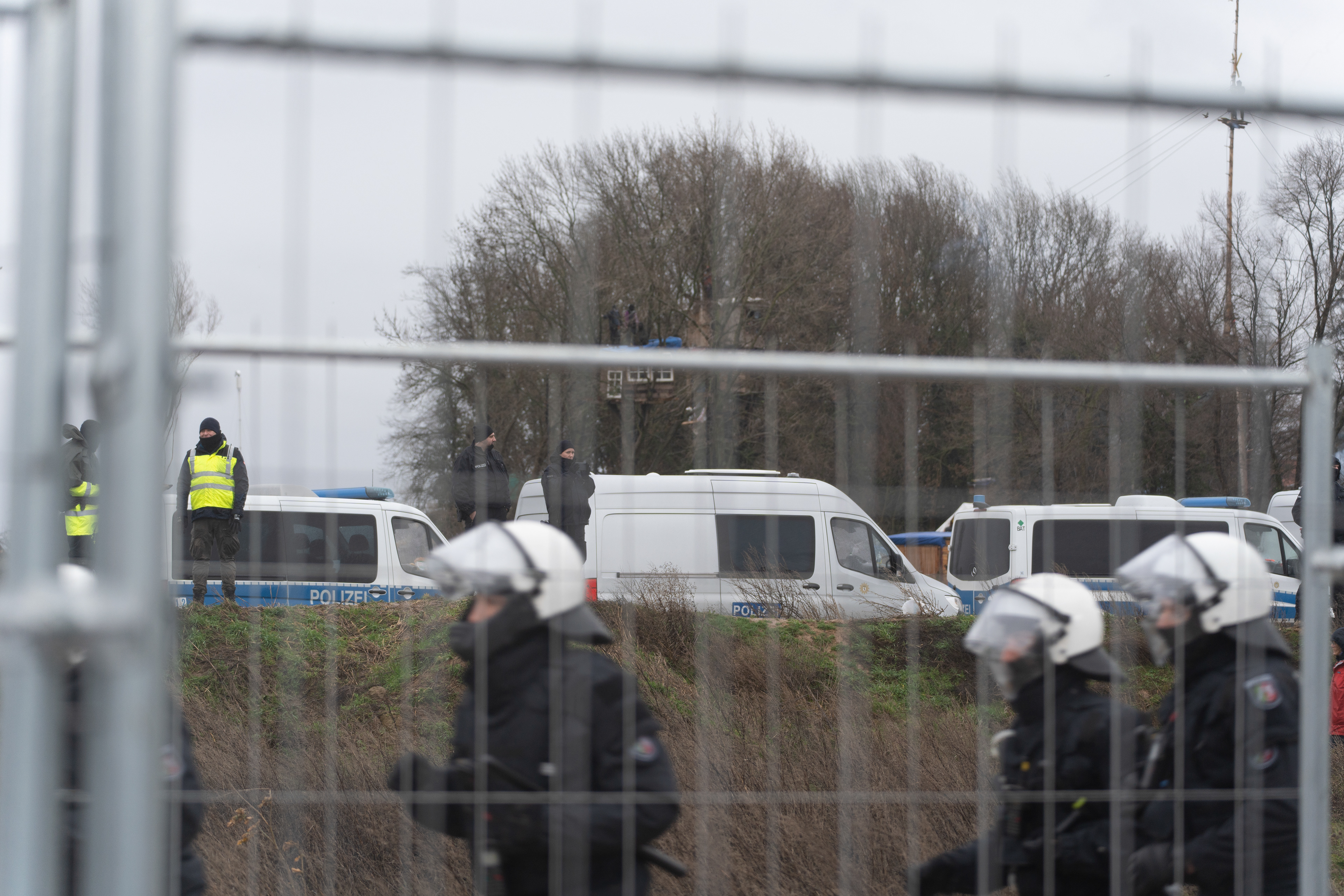Der Blick nach Lützerath durch den von der Polizei aufgebauten Zaun