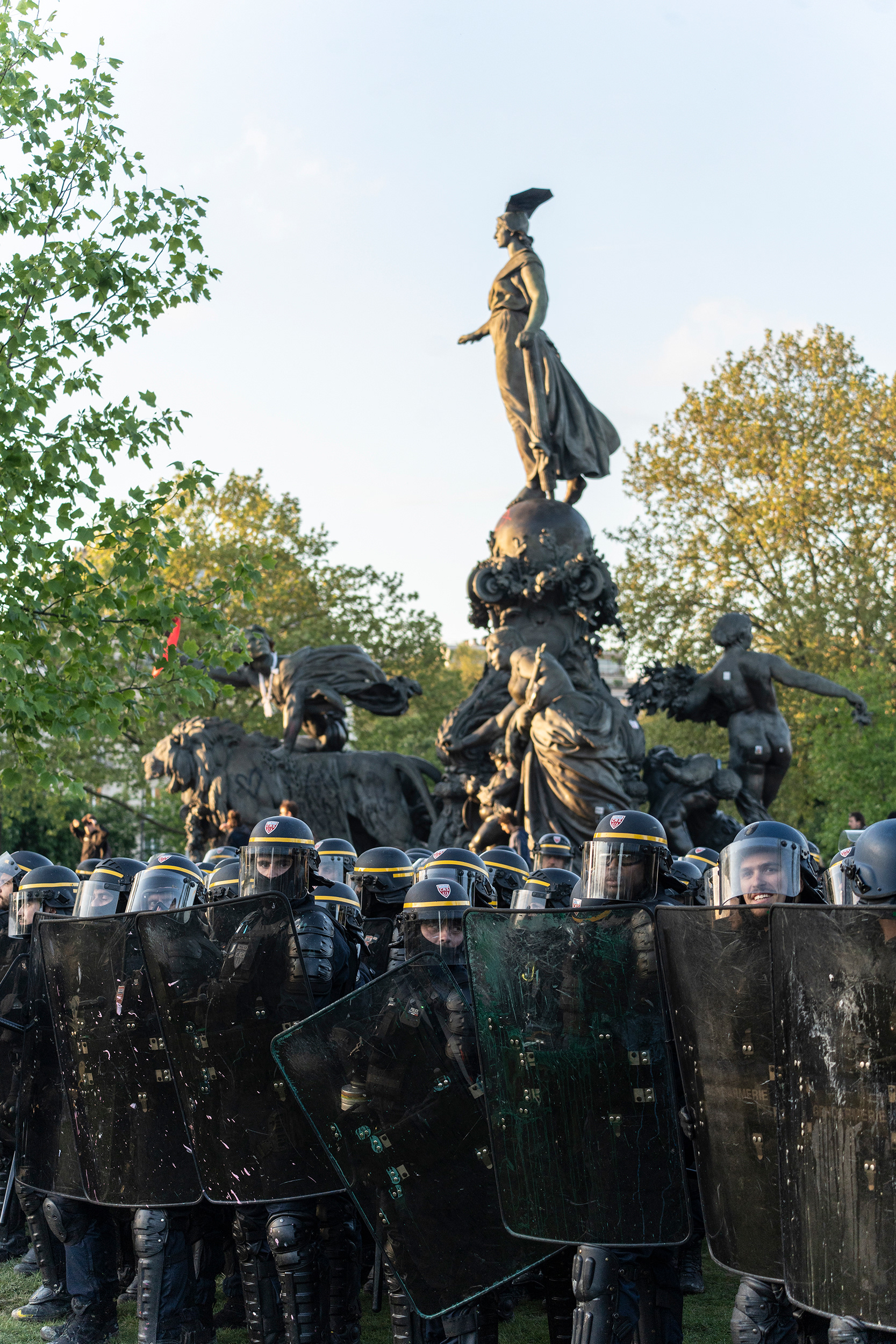 Polizist*innen räumen den Place de la Nation.