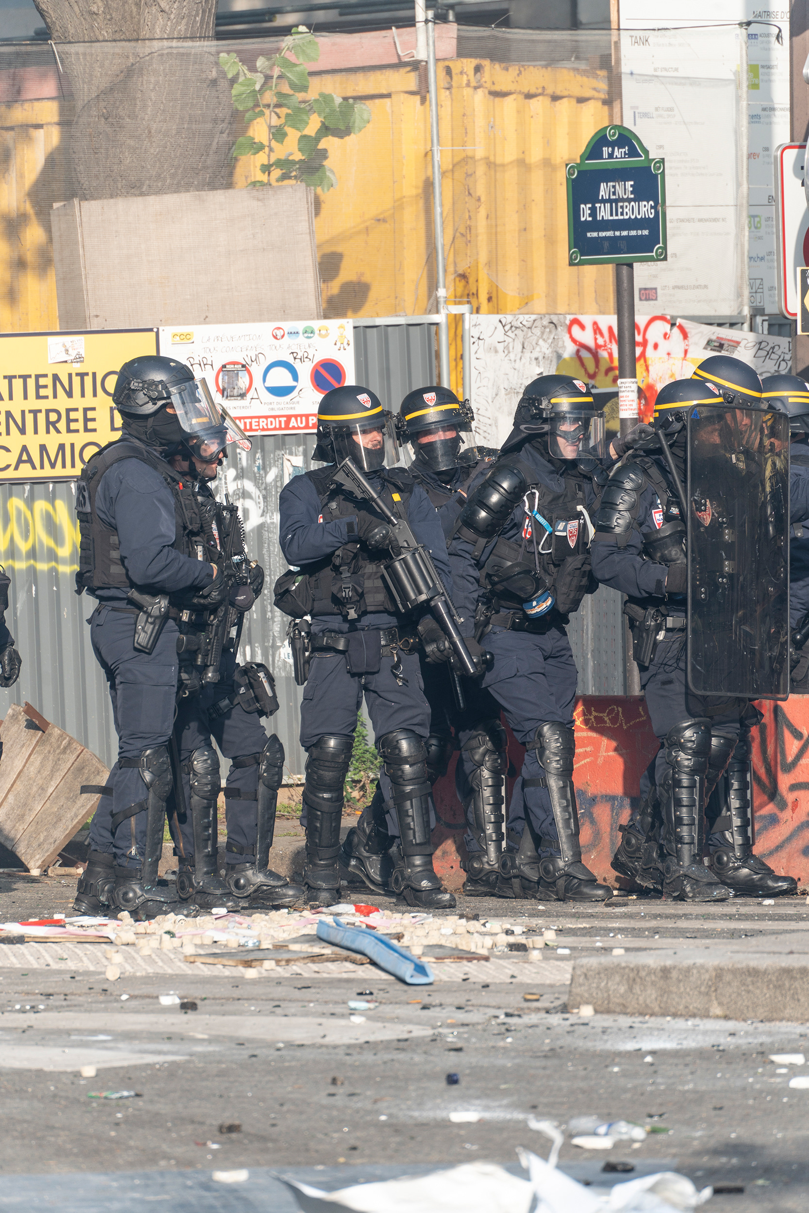 Polizist*innen stehen an einer Straßenecke.