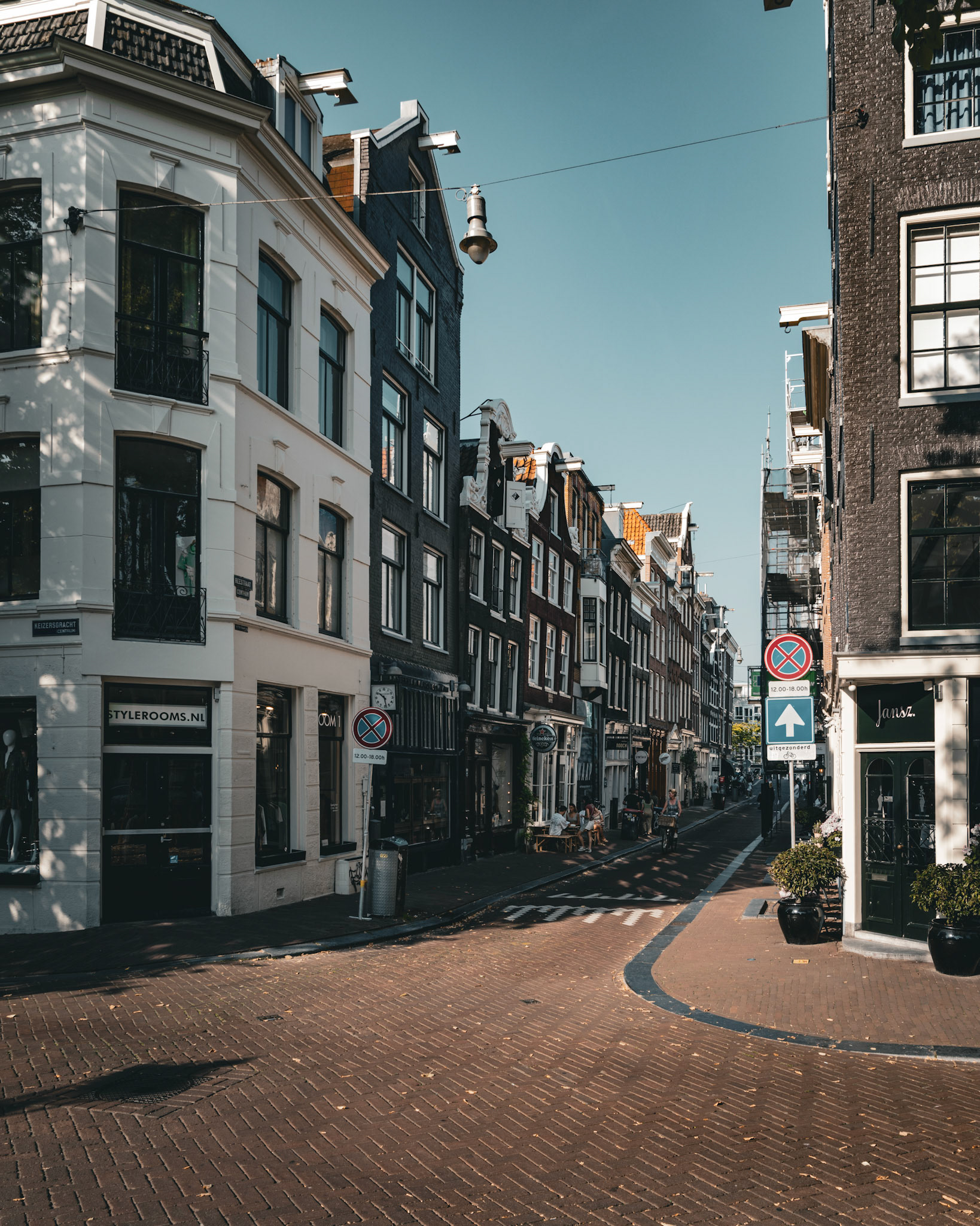 Tranquil canals and charming architecture: the essence of Amsterdam.