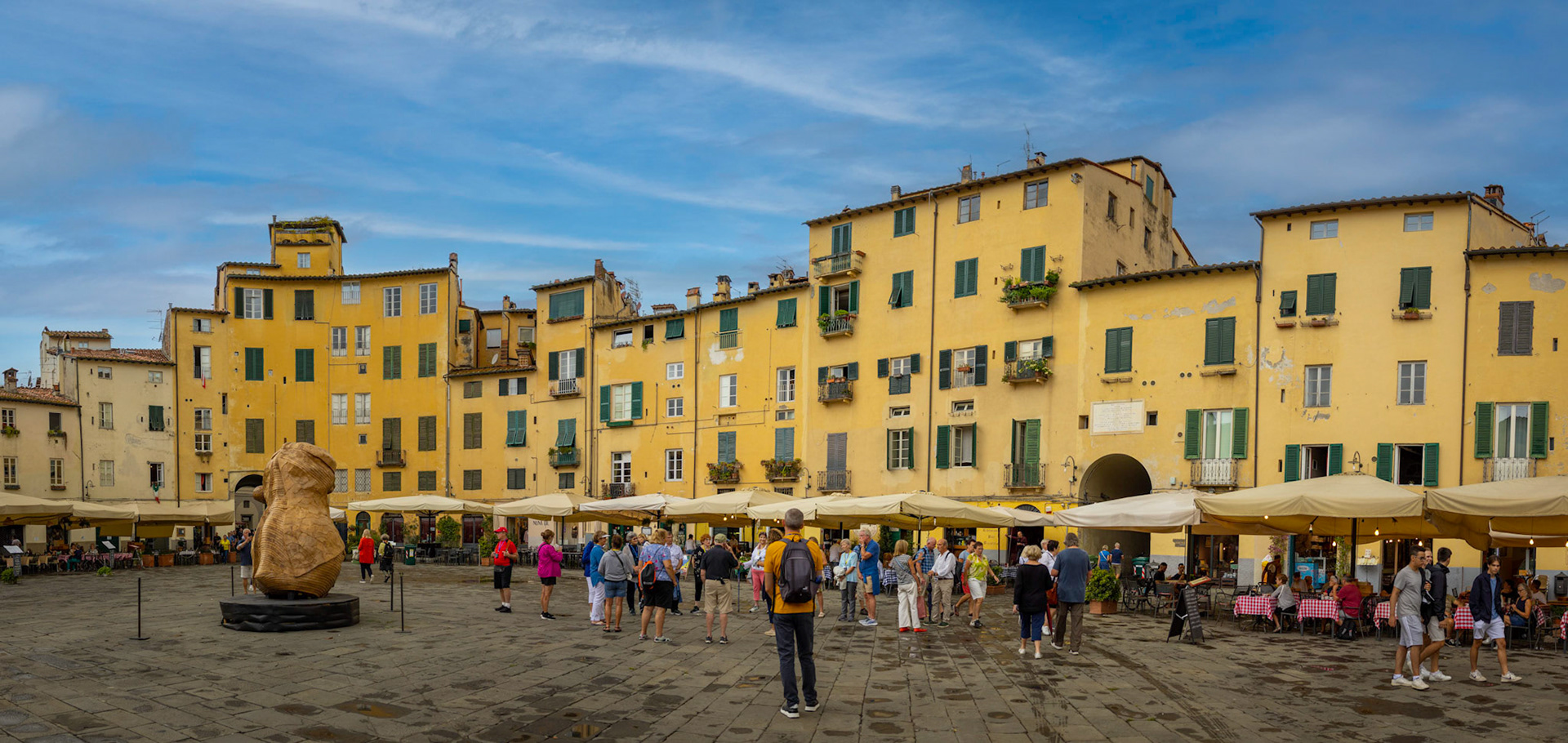 Piazza dell'Anfiteatro -- Lucca