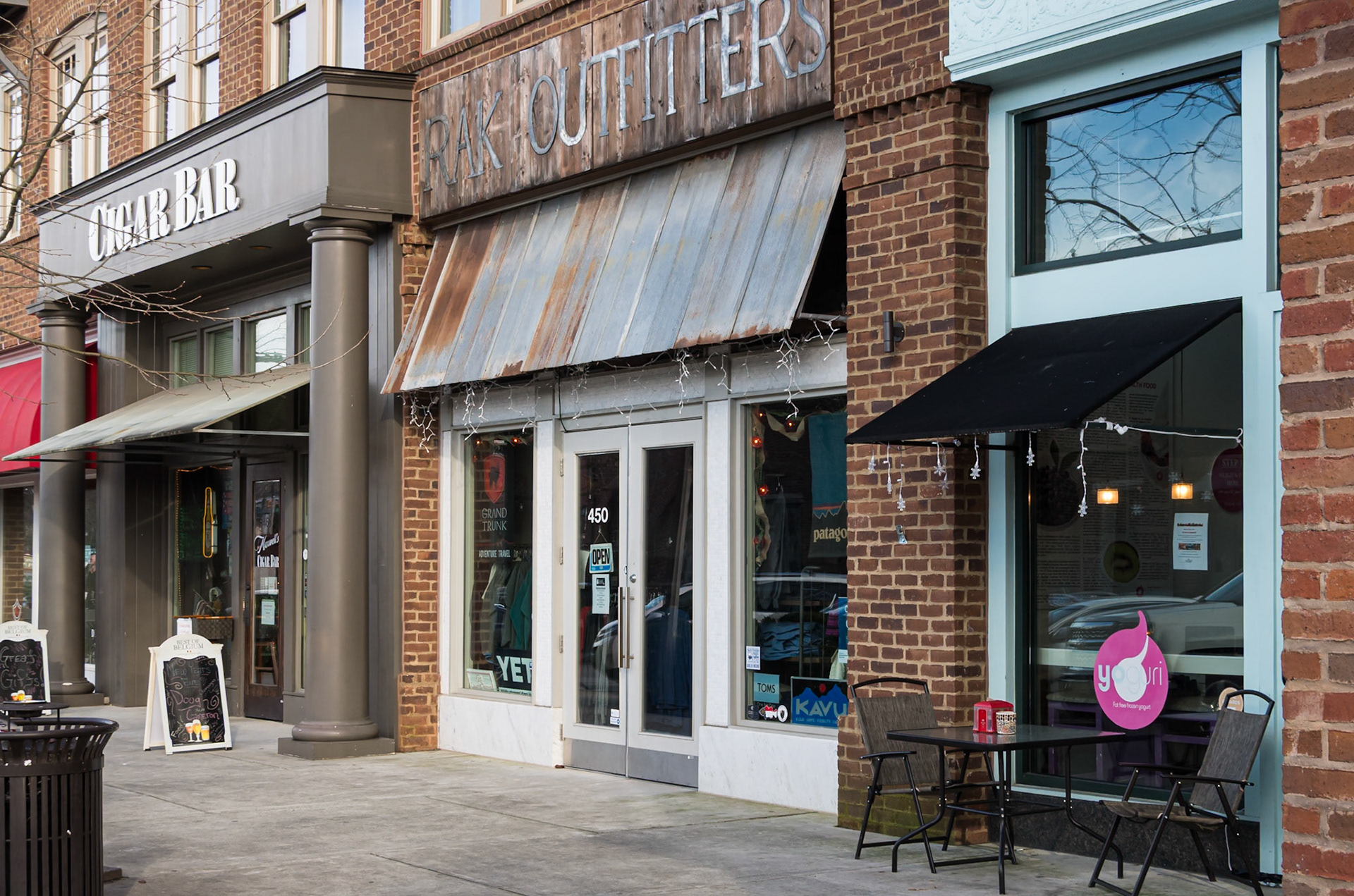 Shops and restaurants along a downtown Woodstock sidewalk in January 2016