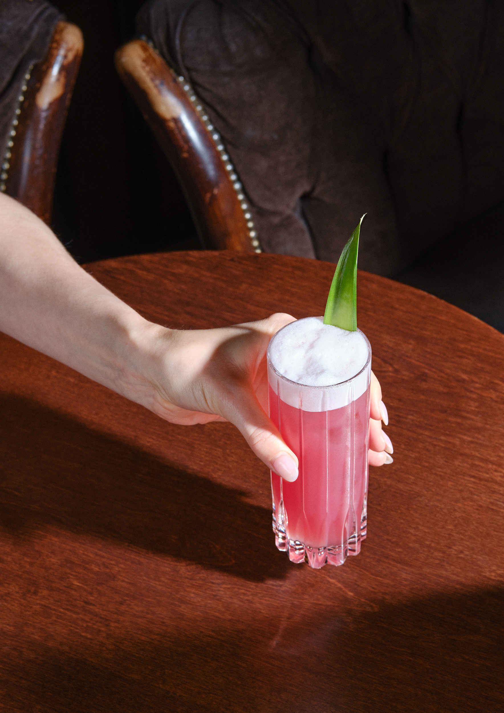 Signaturdrikker servert i eksklusiv, rustikk bar – stylet for magasinfotografering i Trondheim.
