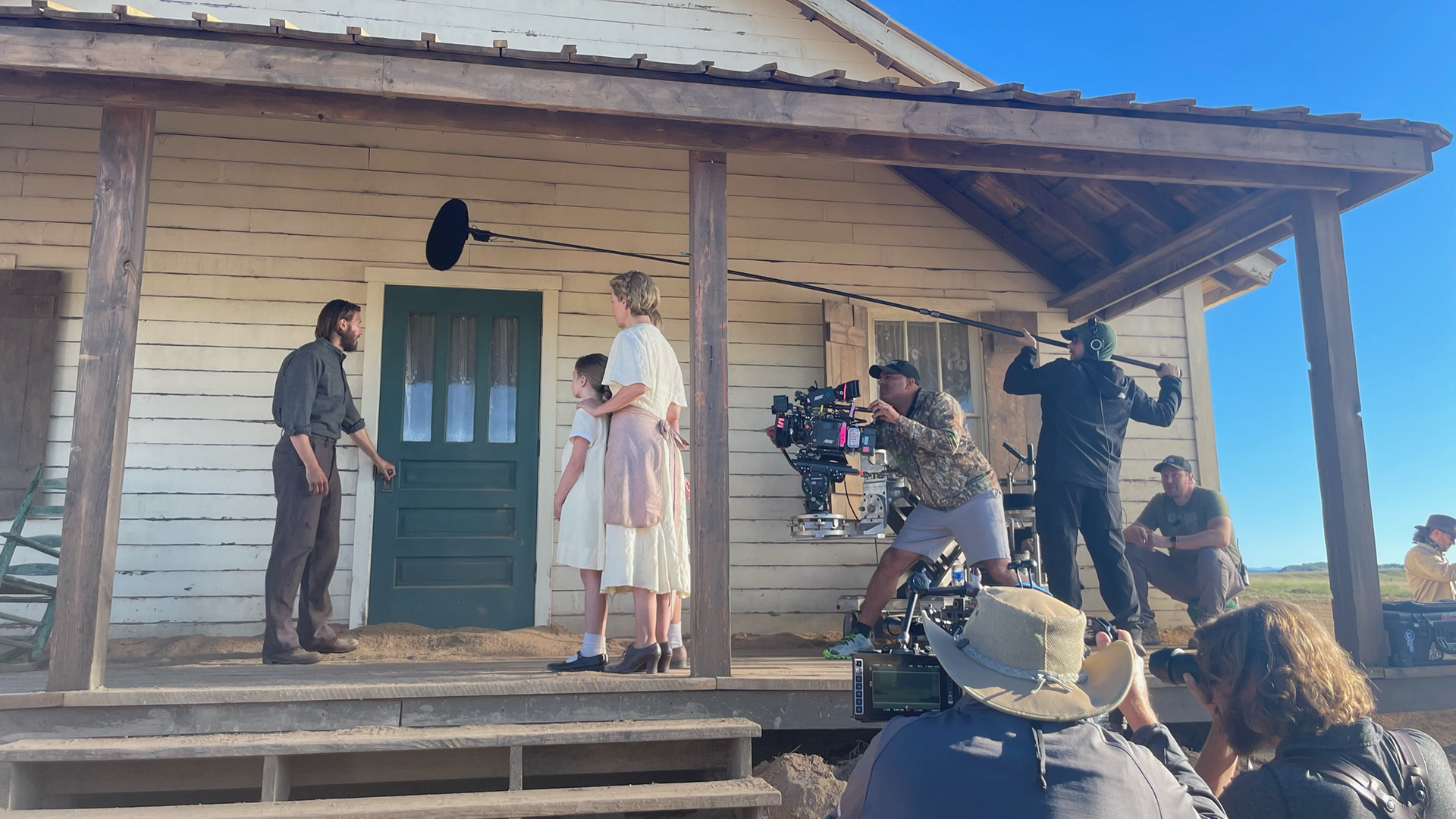 Sarah Paulson, Alona Jane Robbins & Bill Hick on set