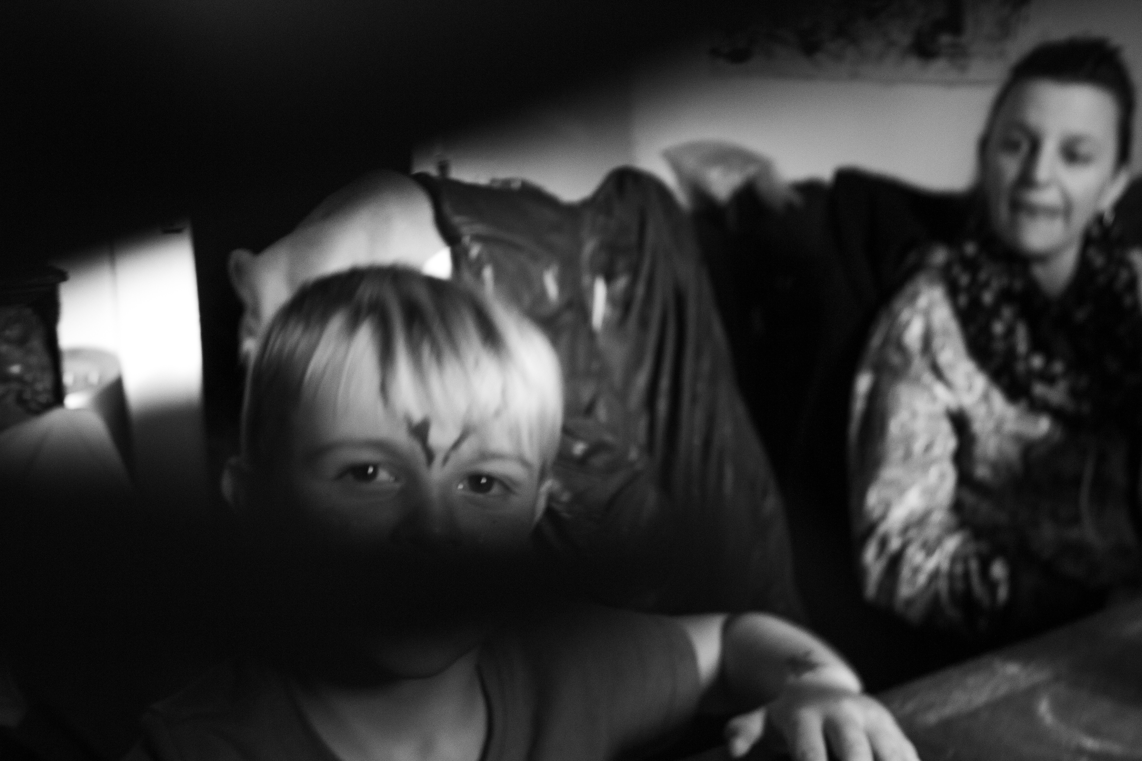 Le regard de l'enfant, joue, observe,
