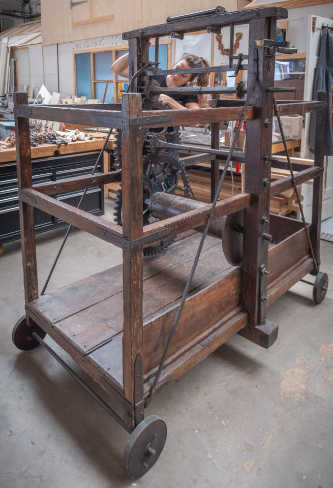 Restauratie door Suzanne Peters van de witstoel (1745) uit de Grote Kerk Breda
