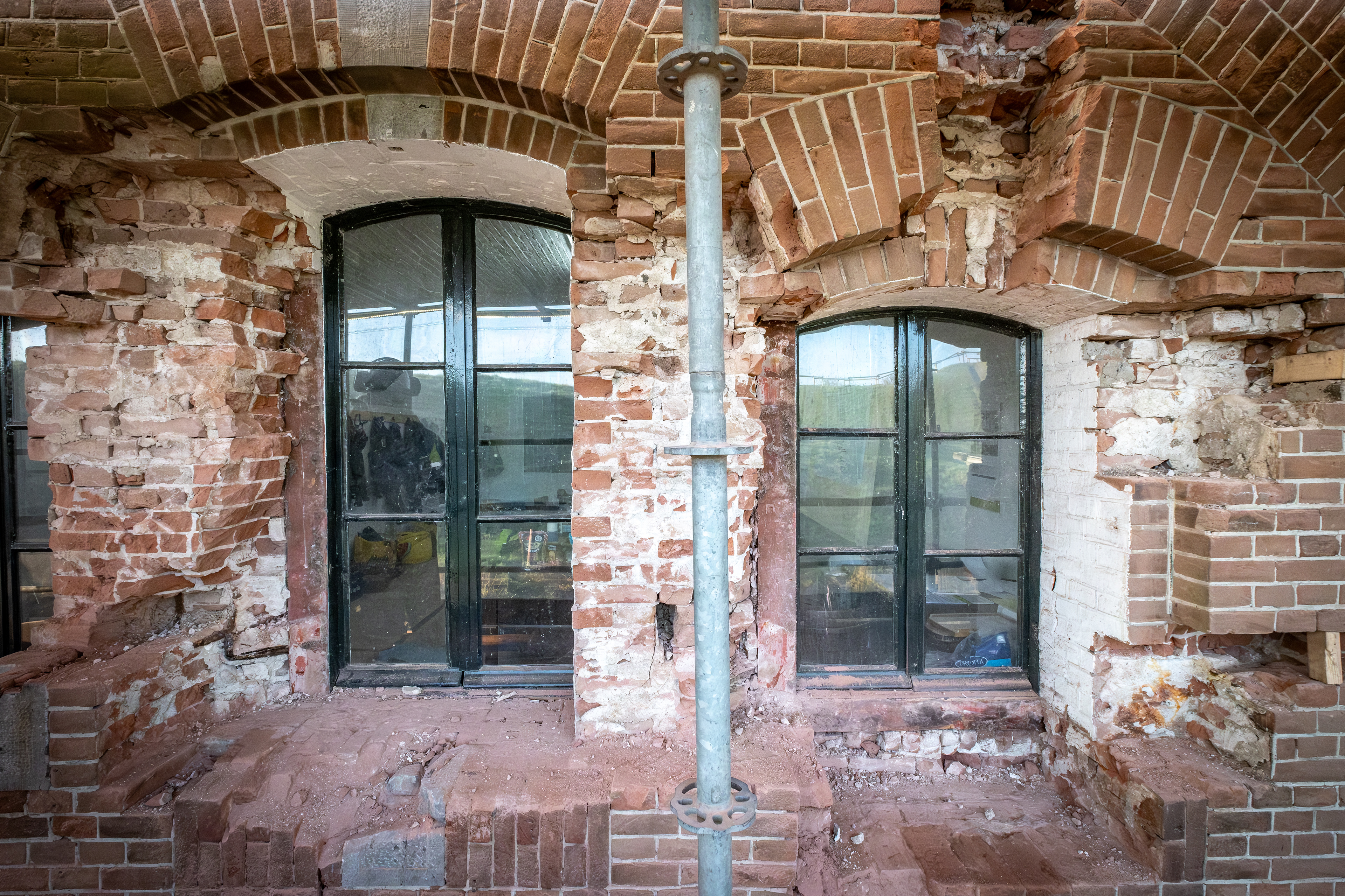 Fort Sabina, restauratie gevel kazerne 