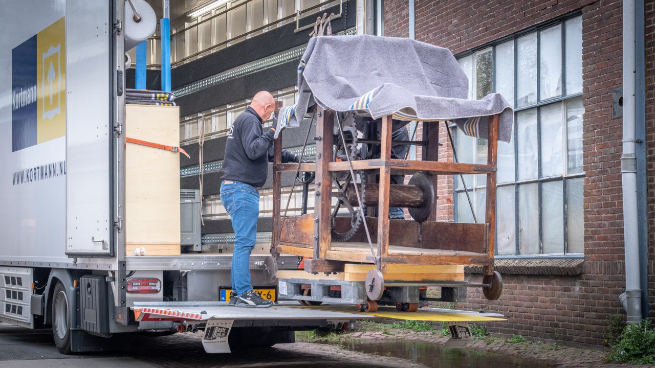 Transport van de gerestaureerde witstoel naar Breda