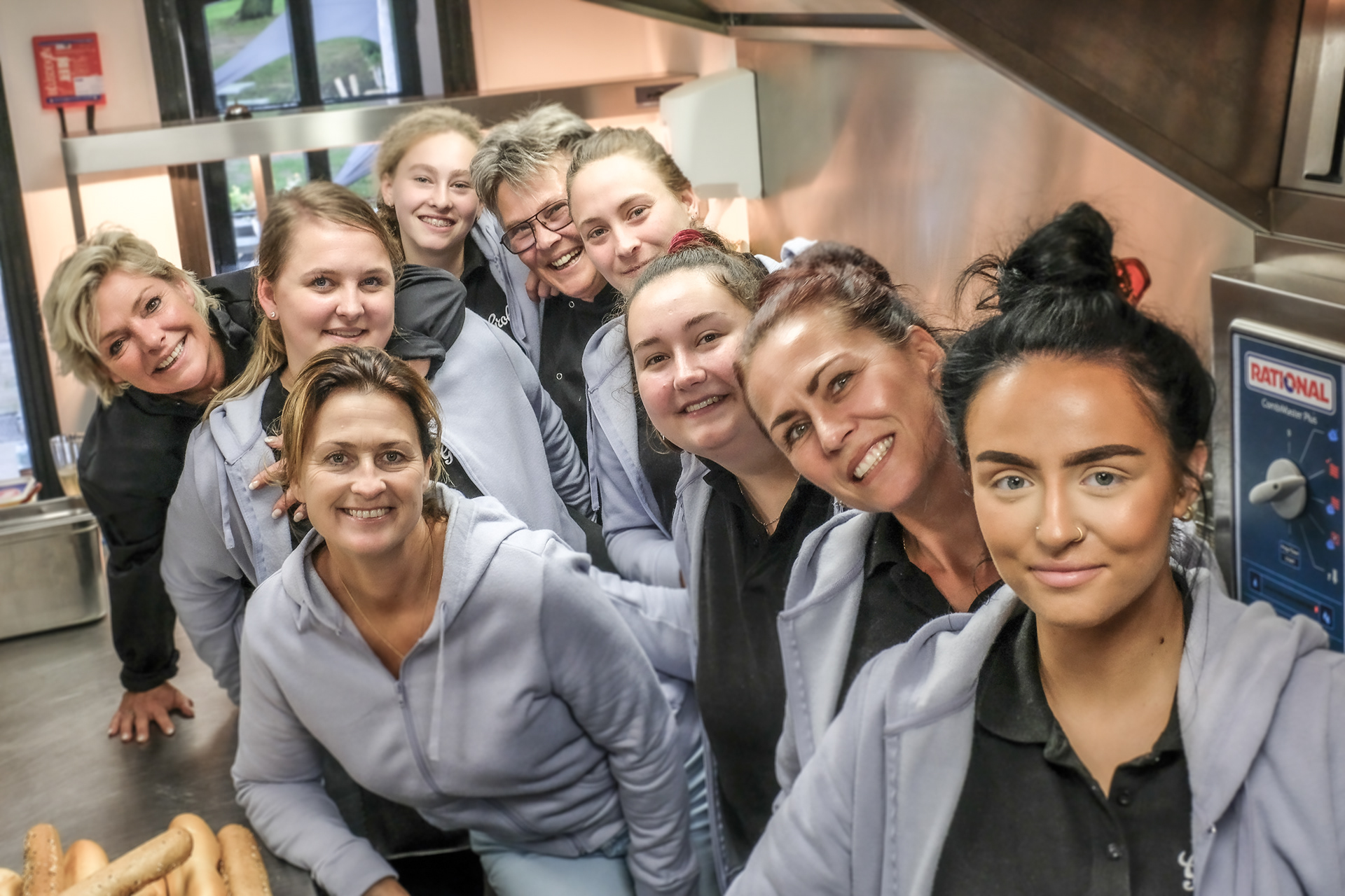 De meisjes van de Kletsmajoor op Fort Sabina