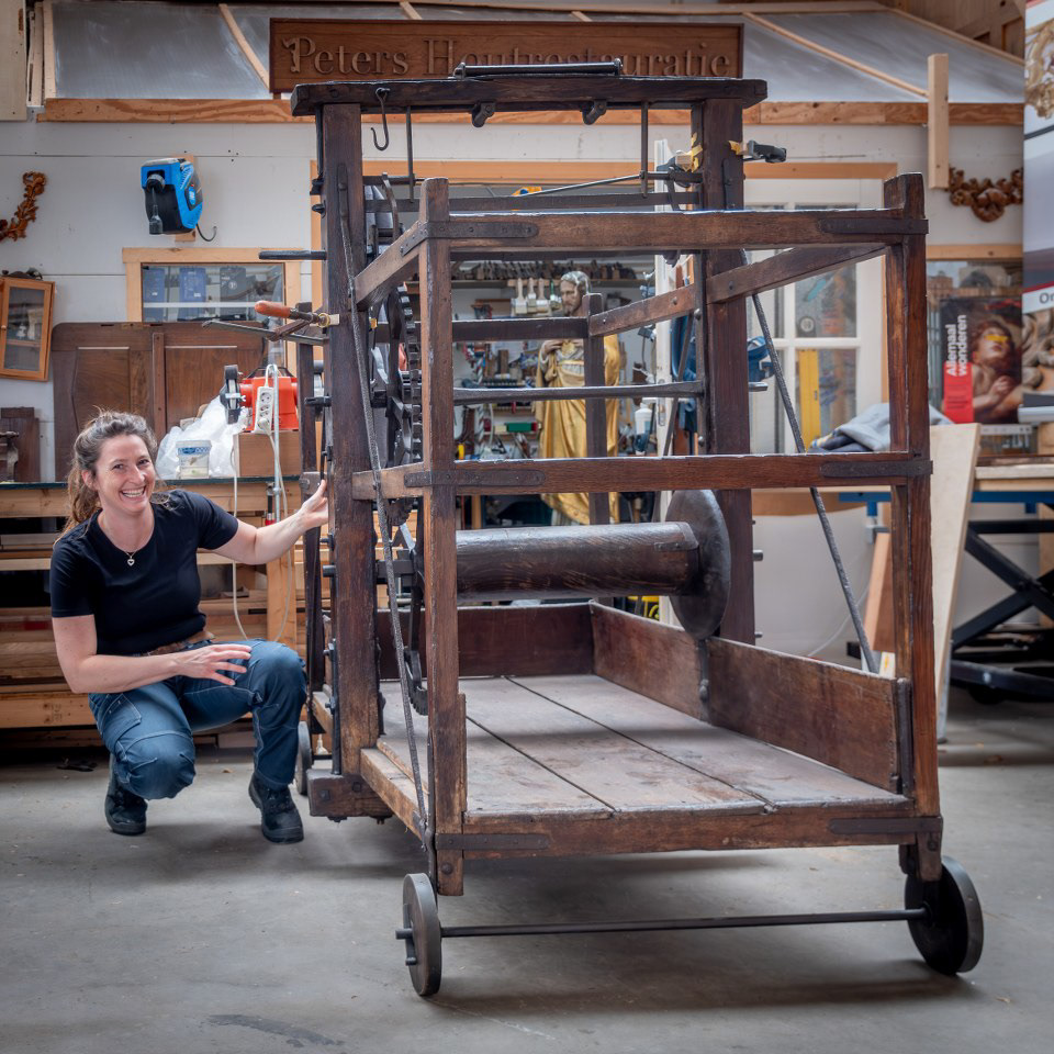 Restauratie door Suzanne Peters van de witstoel (1745) uit de Grote Kerk Breda