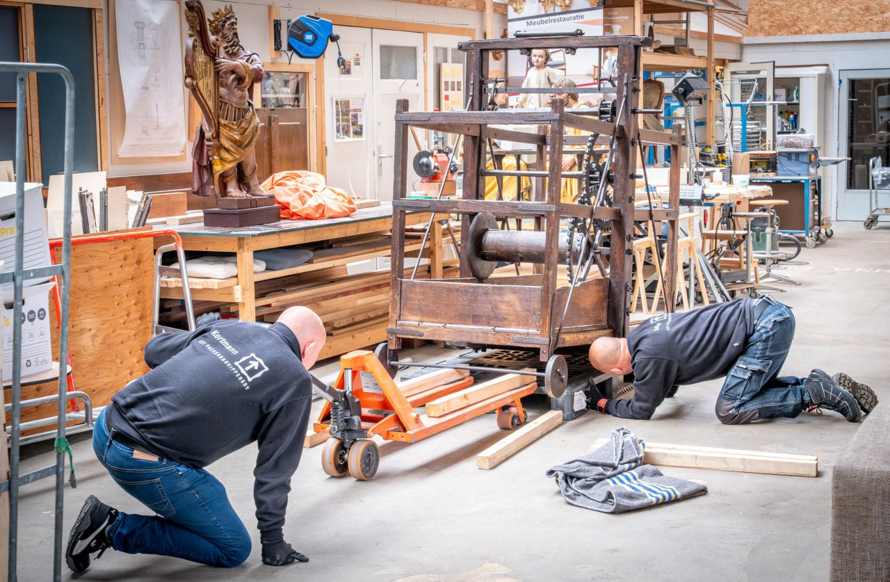 Transport van de gerestaureerde witstoel