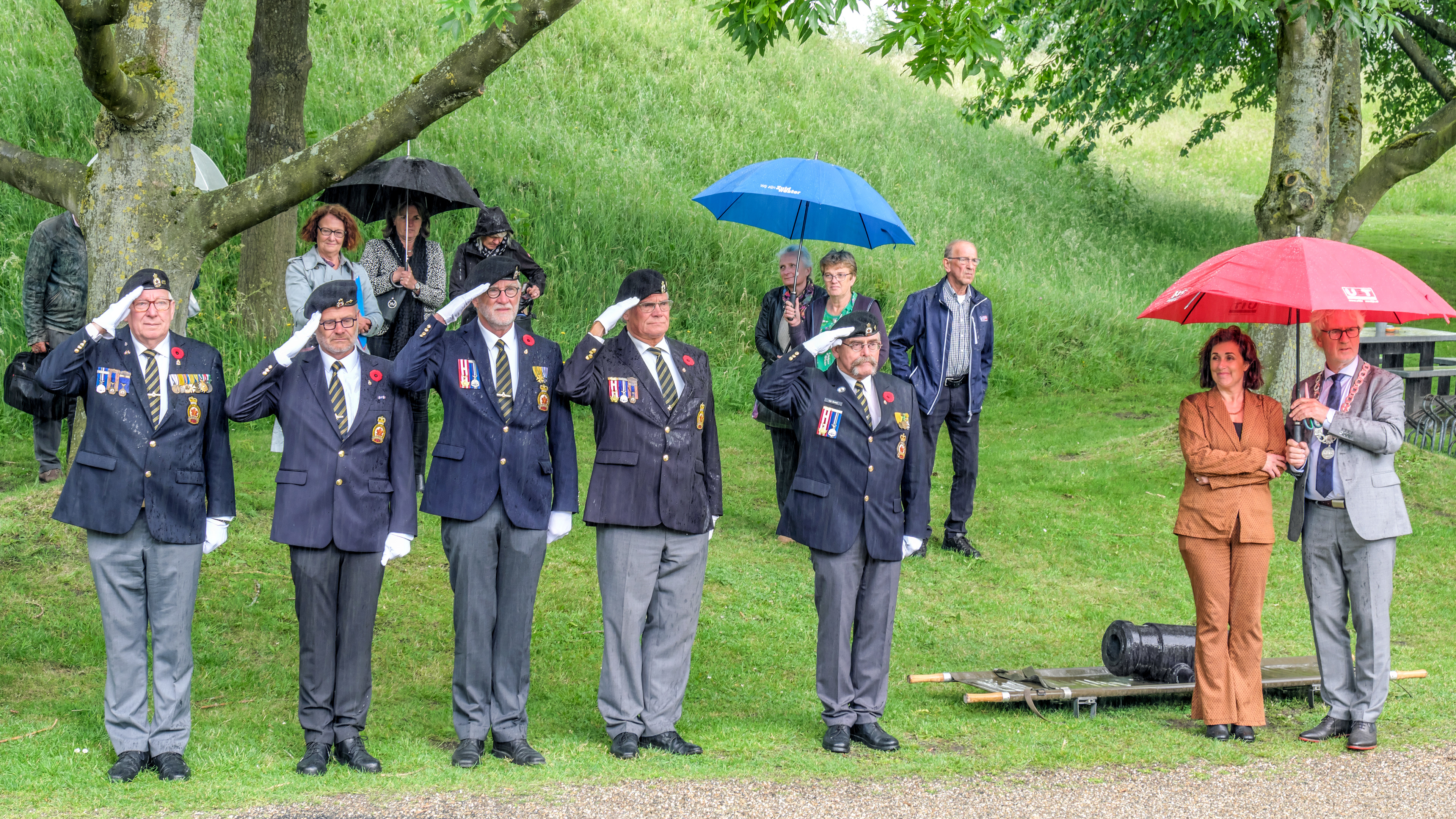 Onthulling gedenkteken op Fort Sabina