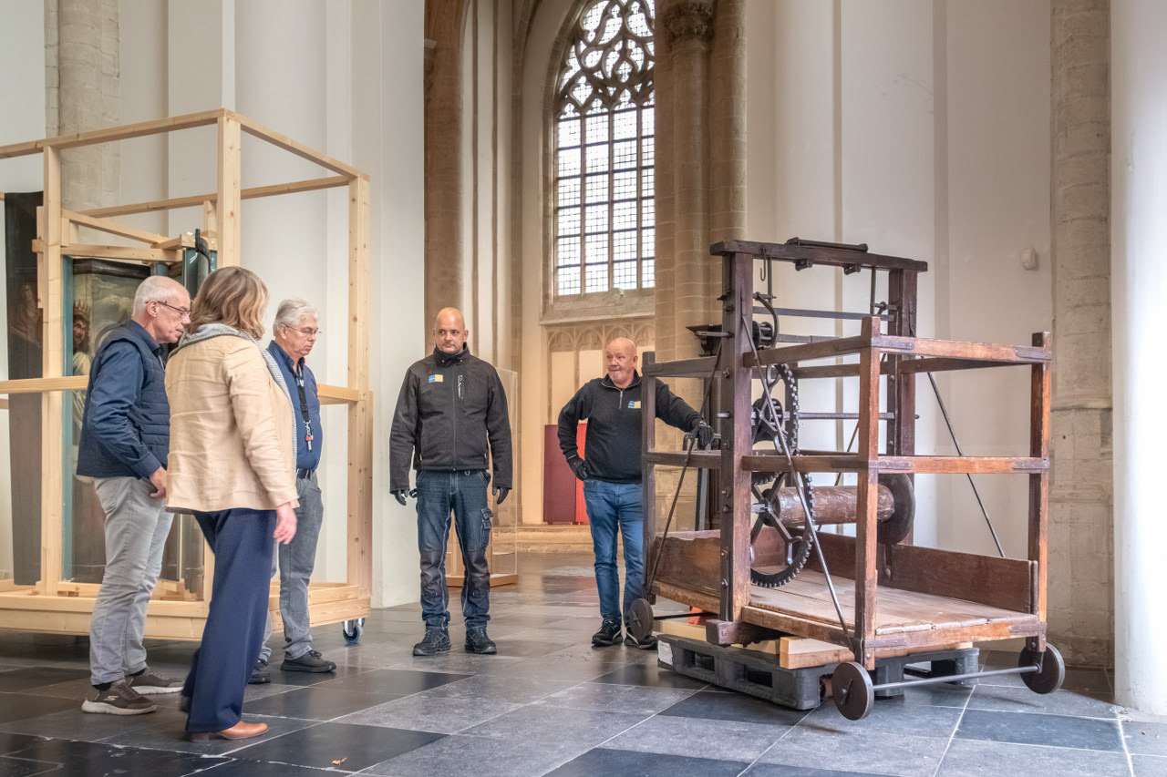 Aankomst van de witstoel in de Grote Kerk van Breda