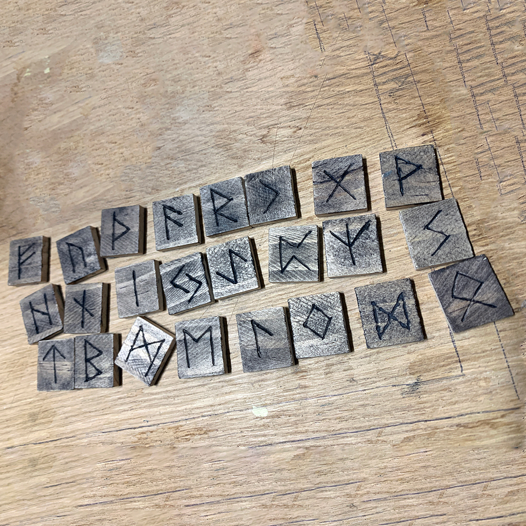 Futhark - alphabet runique gravé sur petites plaquettes de bois (revers couleur vert pale)