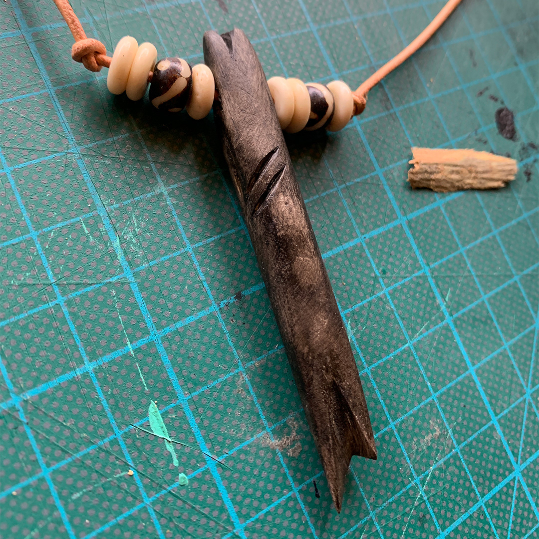 Pendentif poisson Inuit en bois teinté noir vieilli et perle plate de bois et d'os