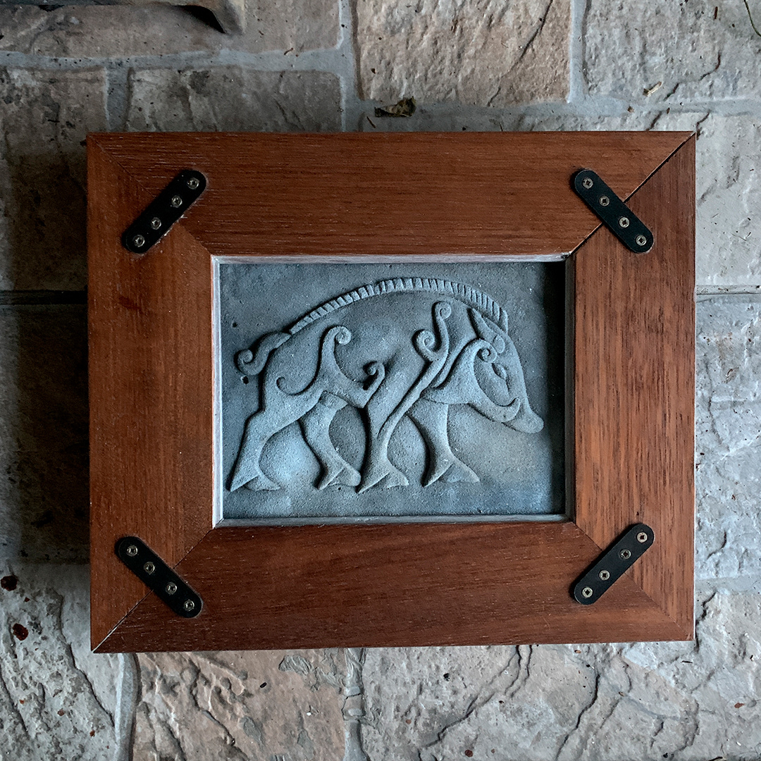 Cadre en bois rustique vernis et motif sculpté du sanglier Gullinbursti issu du panthéon viking