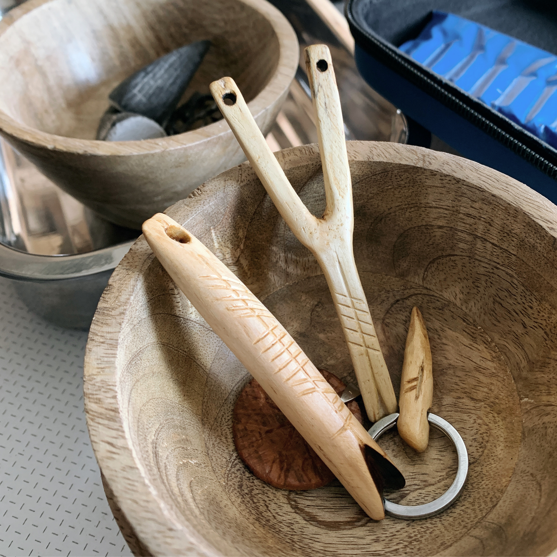 Pendentifs en bois ornés de runes et oghams