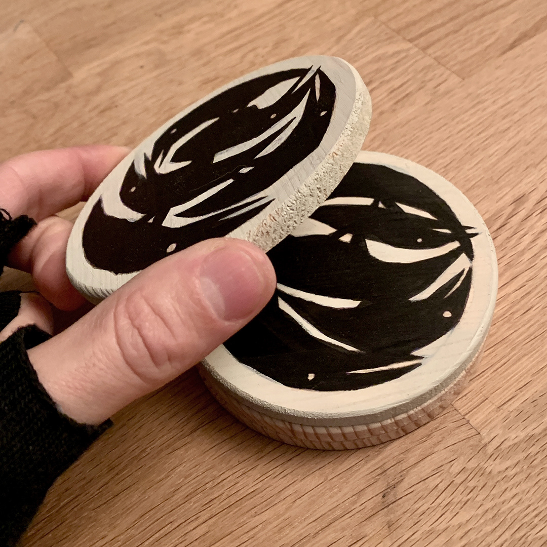 Sous-plat illustré de corbeaux d'Odin