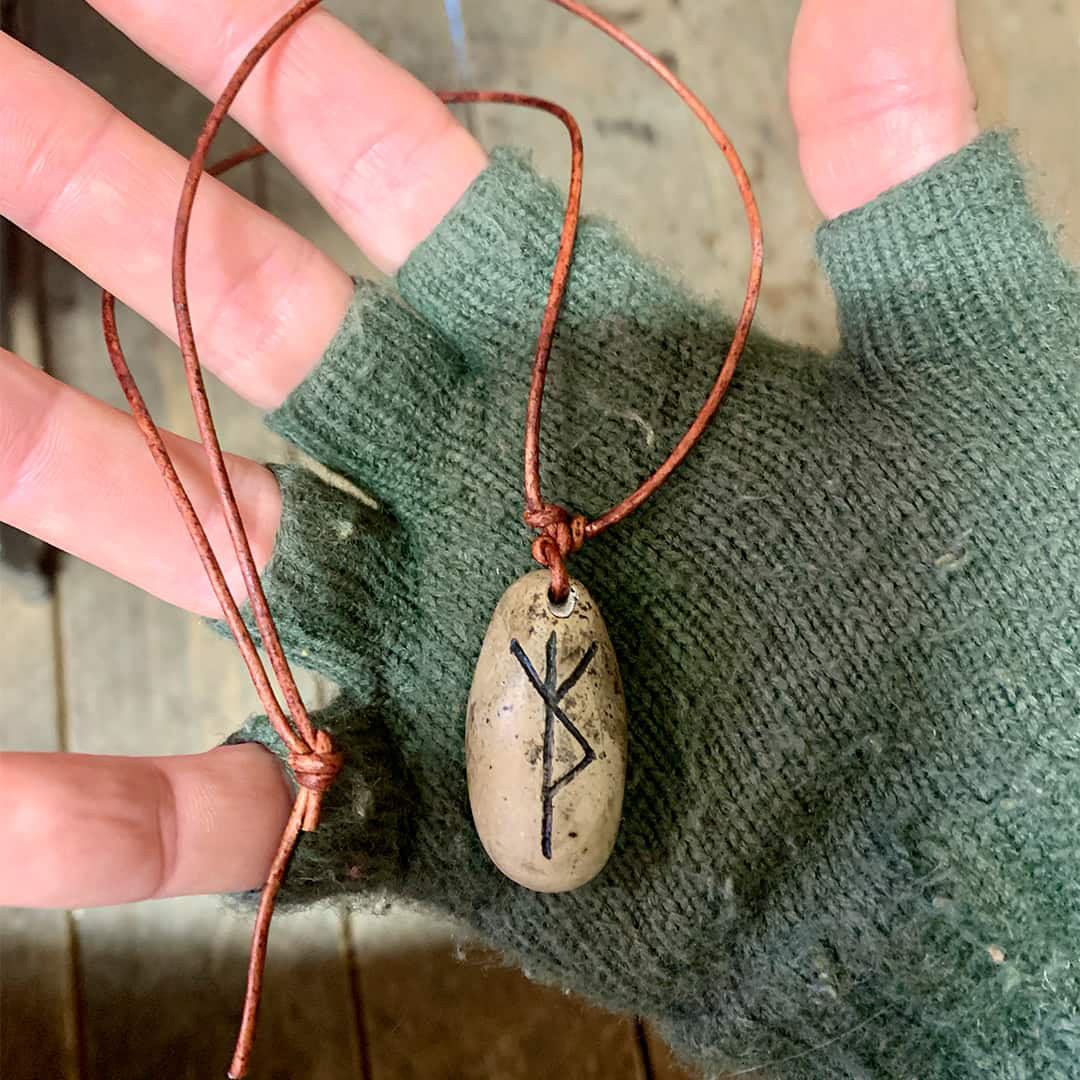 Pendentif de protection runique en Sigil gravé sur galet