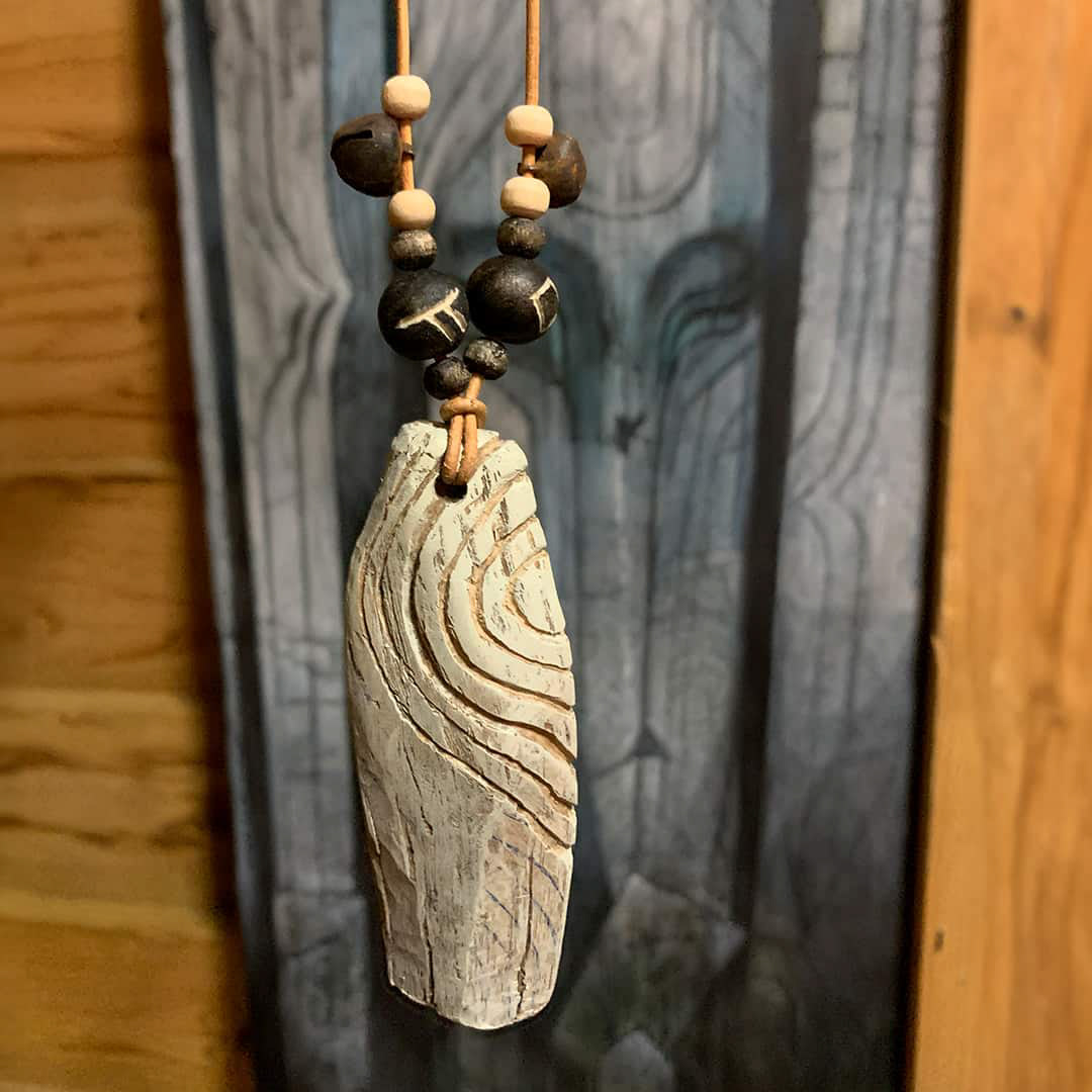 Pendentif en bois de forme animiste Ombholine avec perle de bois gravé de motifs runiques, Fehu et Othala