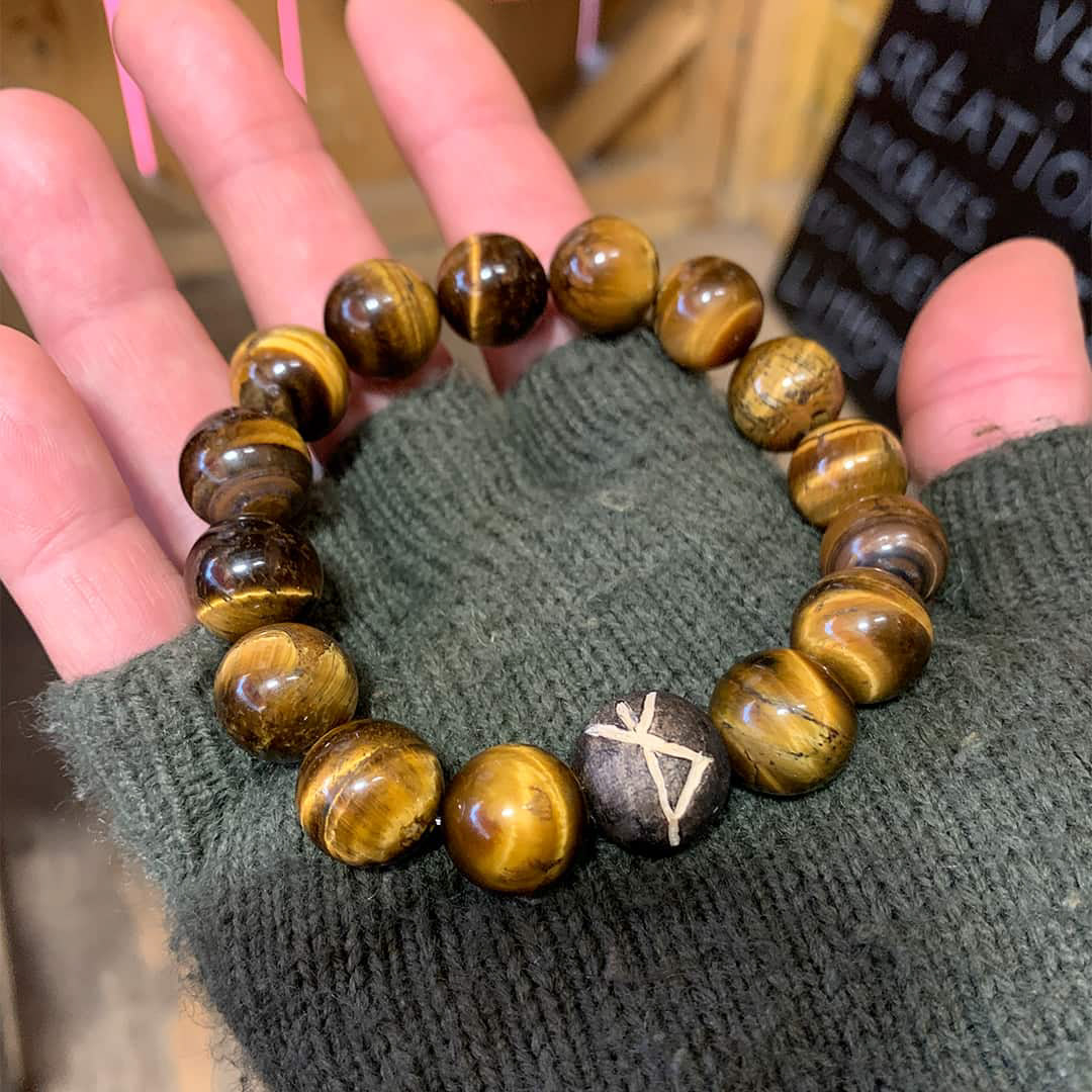 bracelet oeil de tigre en perles de 12mm et perle en bois vieilli avec sigil runique de protection