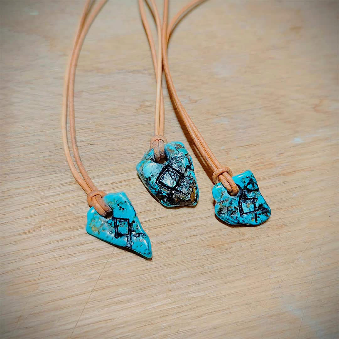 Pendentif à base de fragment de turquoise du Tibet avec gravure de la rune Othala