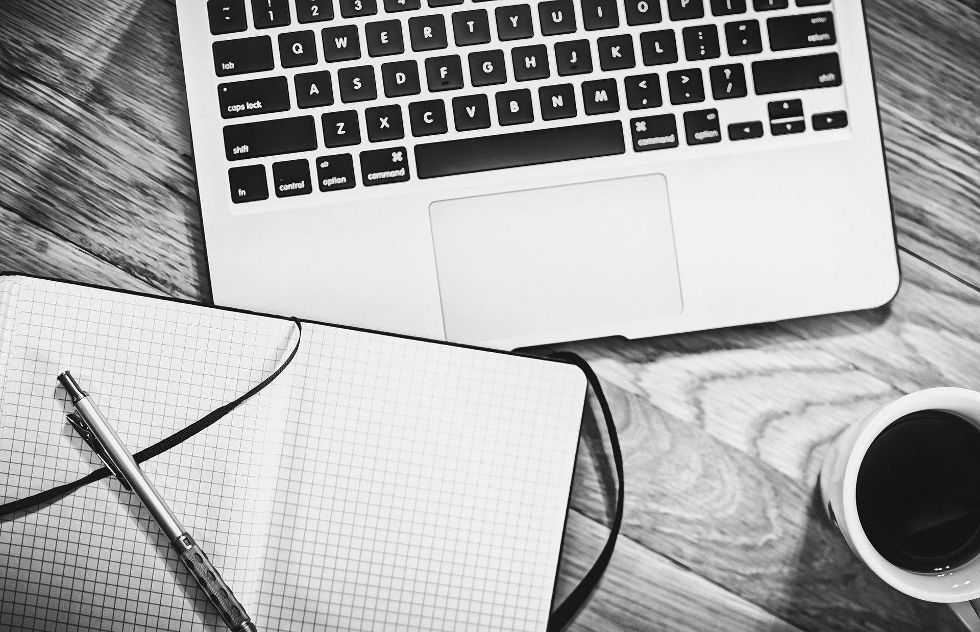 Laptop, Notizbuch und Kaffee sind die Basics meiner täglichen Arbeit als Freelance Texter in Köln