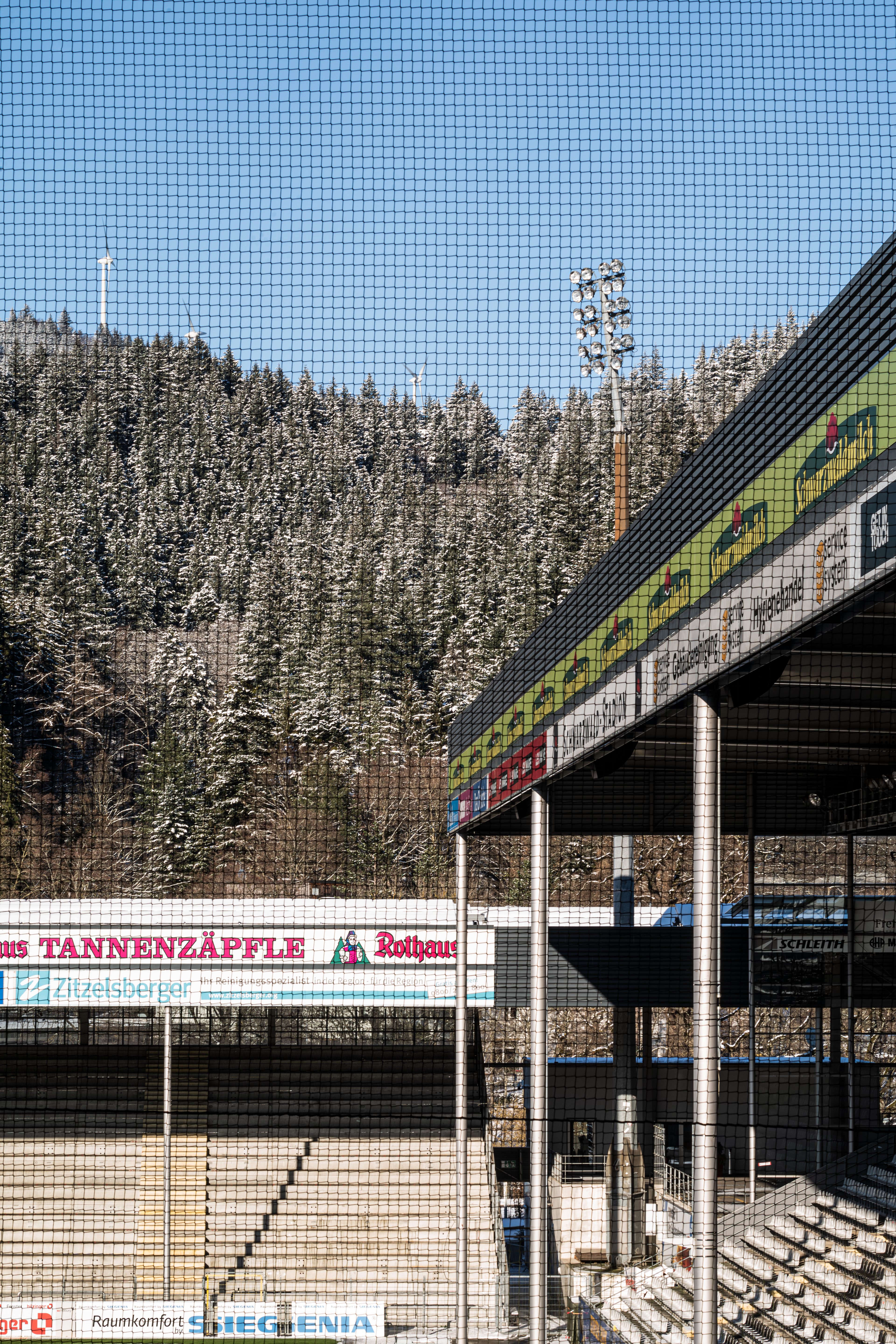 BLICK VON DER SÜD- AUF DIE NORD- UND OSTTRIBÜNE