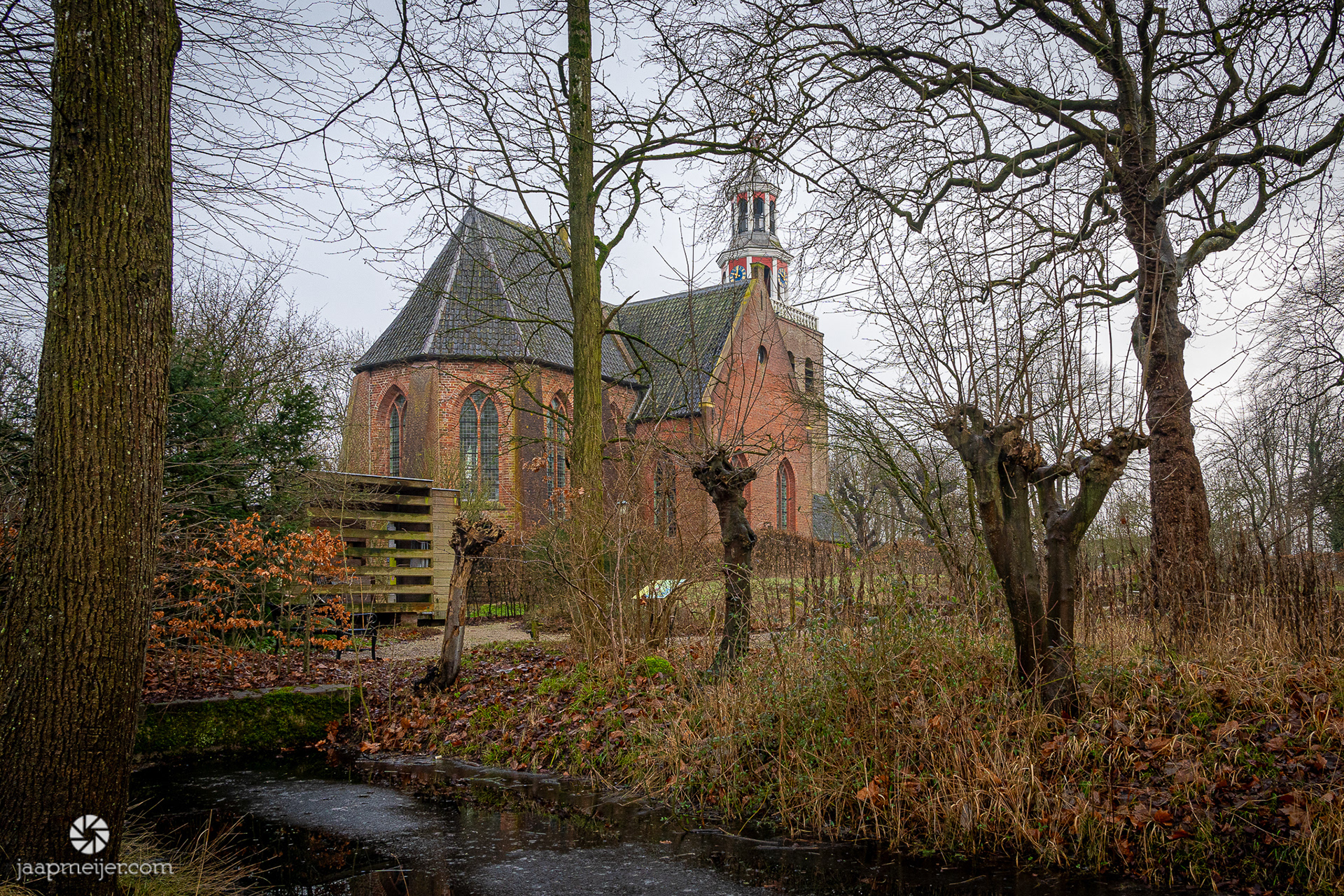 Een grauwe, maar droge start in Pieterburen. Een oud kerkje; het zal niet het laatste kerkje zijn van vandaag.
