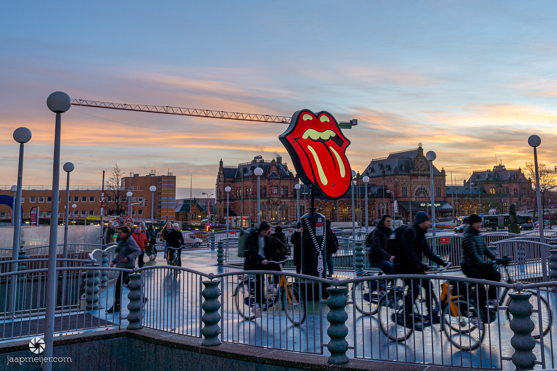De Rolling Stones bij het monumentale Station Groningen.