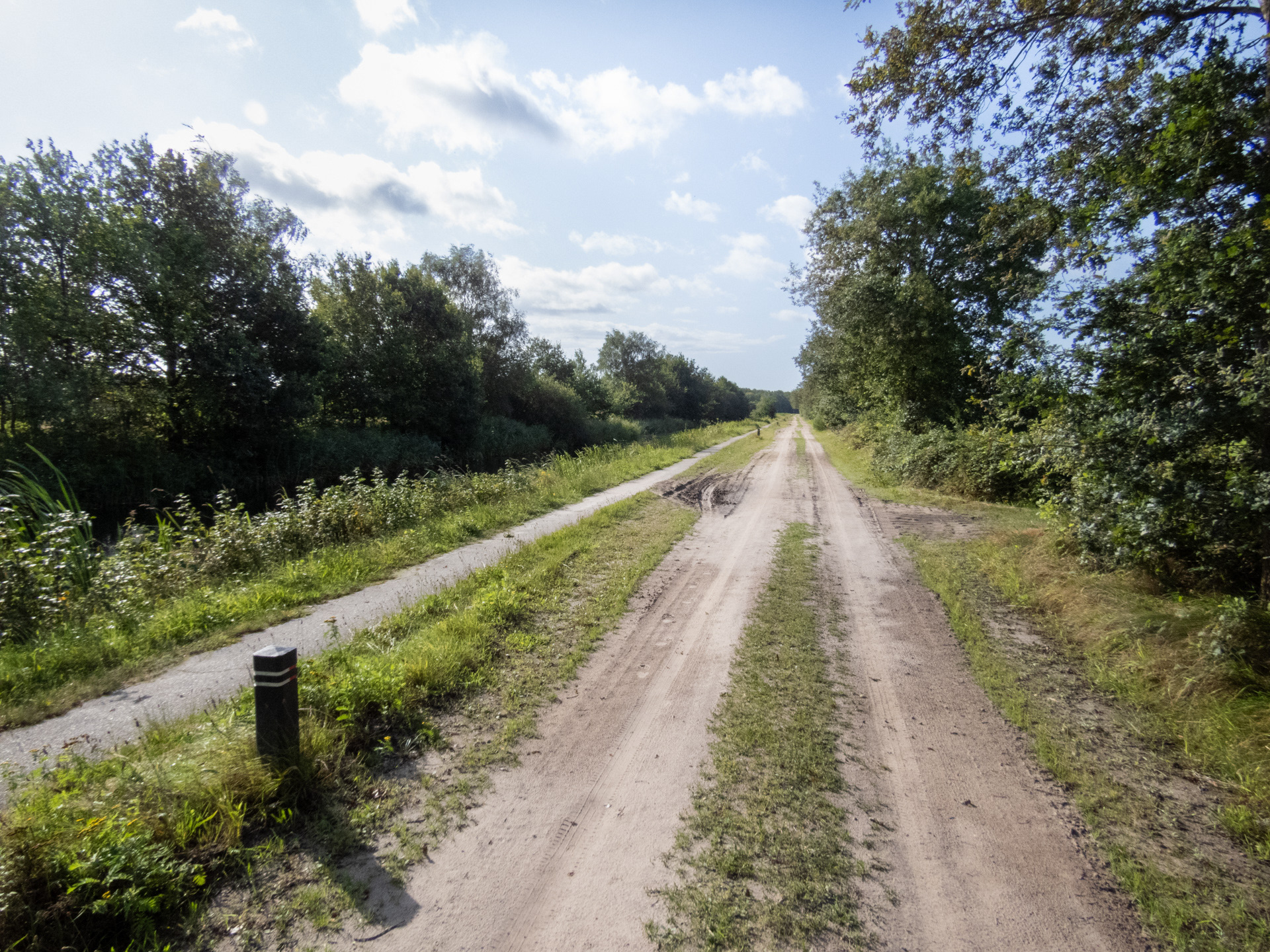 Wat saaie weg lang kanaal