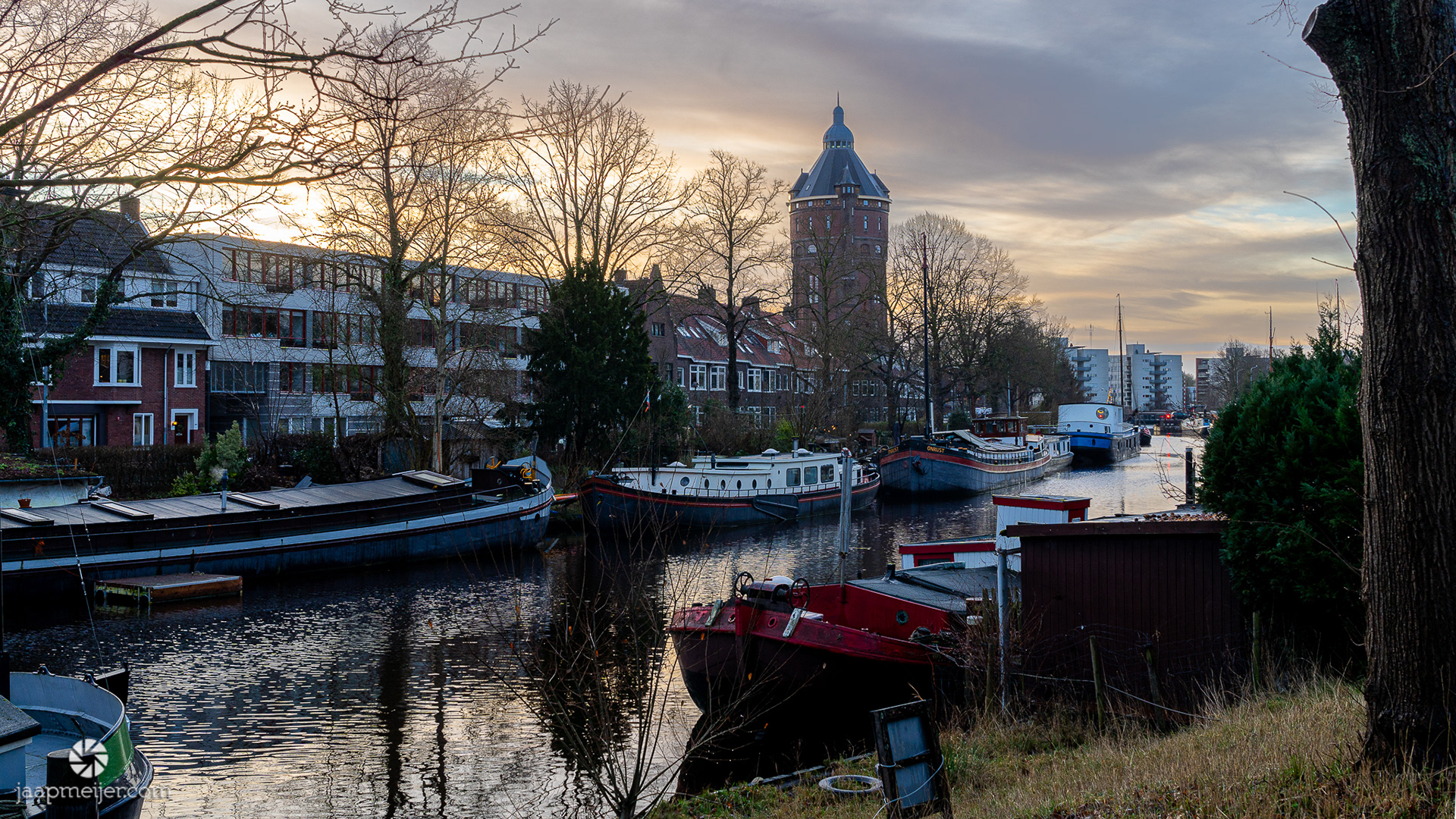 Even kort ommetje om het voormalige huis van mijn oma & tante te bezoeken. Altijd een geliefd logeeradres onder het wakende oog van de watertoren.