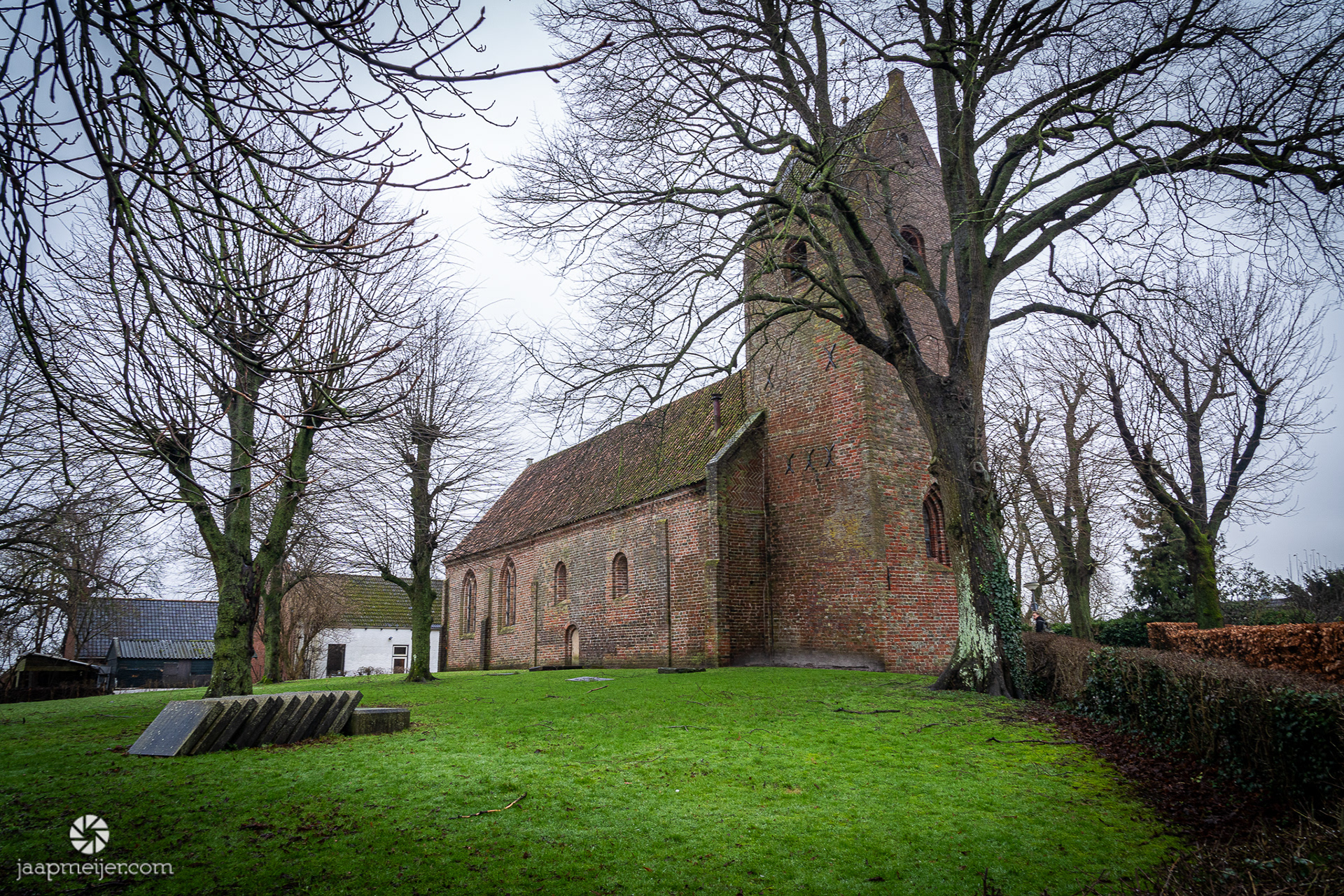 Dit is toch het prototype van Neerlands oudste kerkjes?! Aan dit soort kerkjes denk ik bij Bonifatius, al was dat in Friesland.