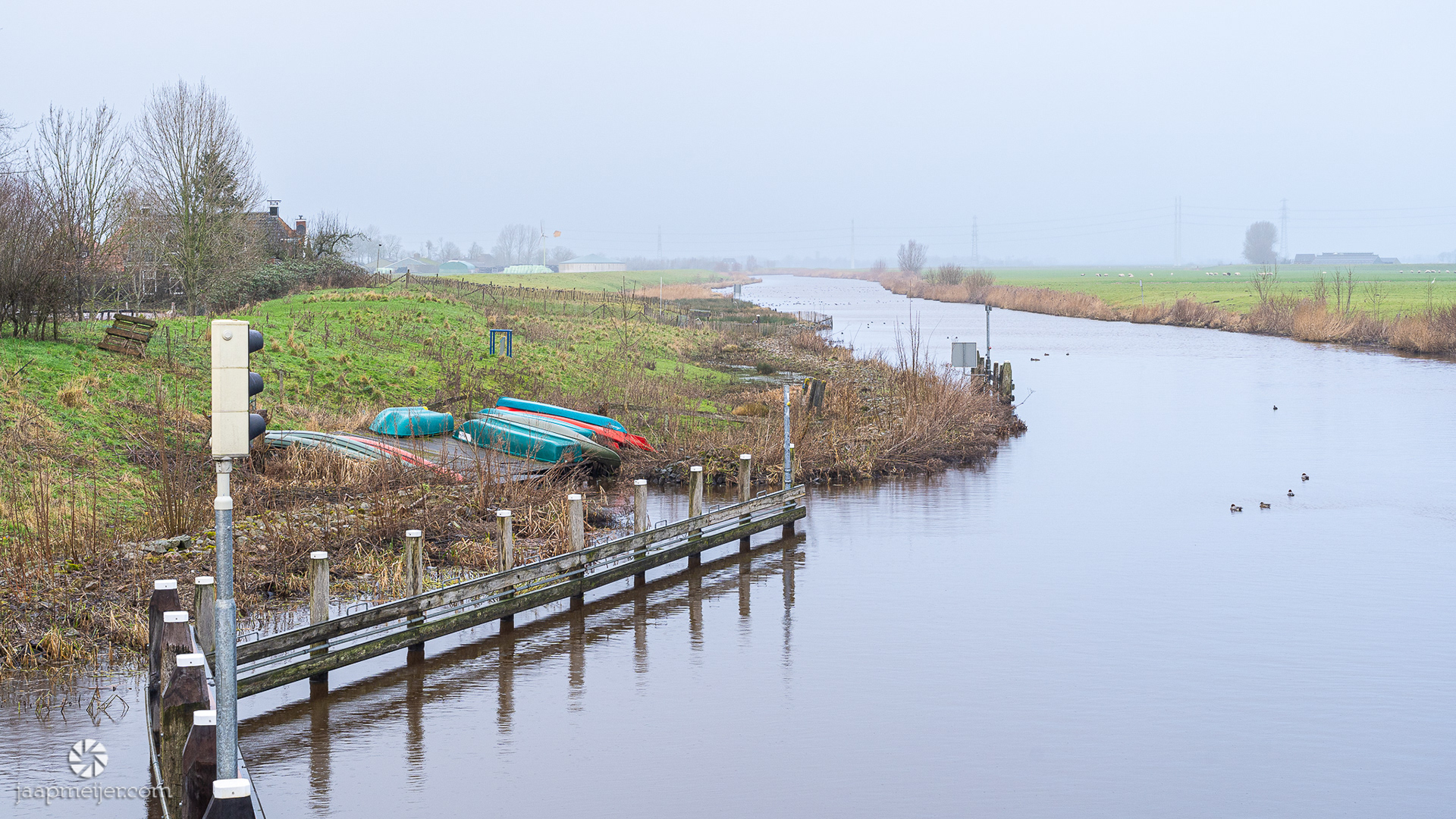 Dan komt toch de regen. Regenbroek opgraven uit de rugzak.