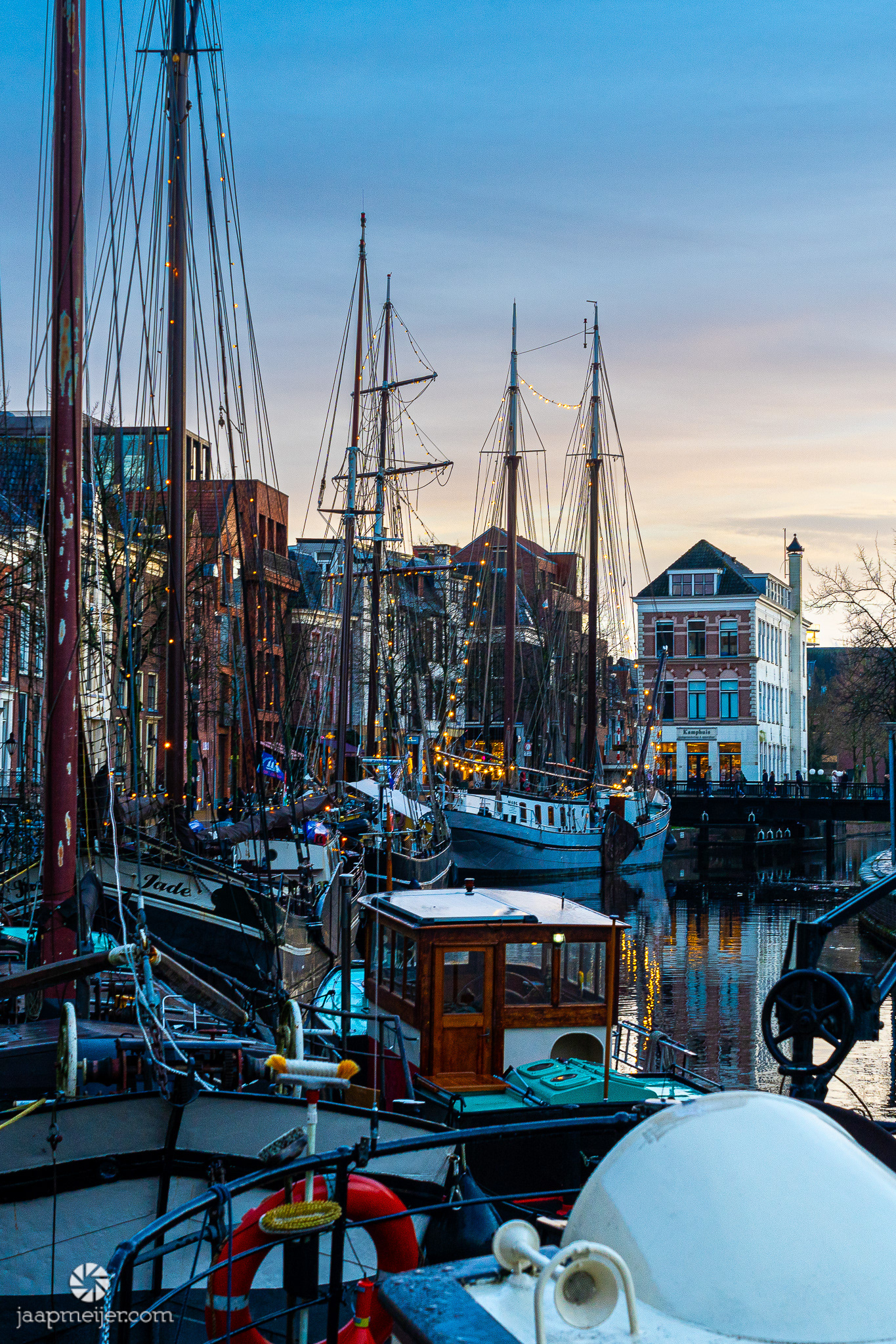 Gezelligheid en muziek langs de gracht.